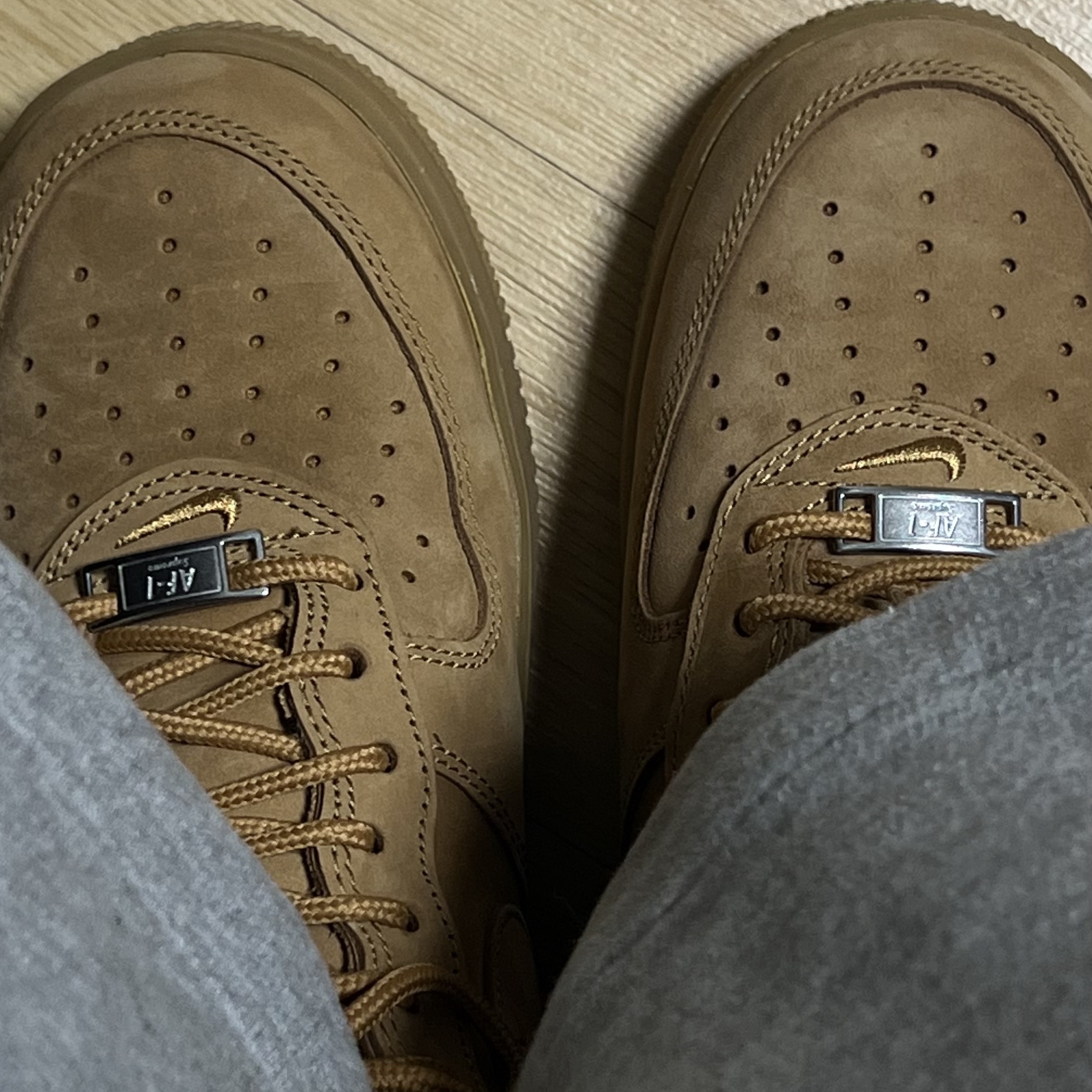 Nike x Supreme Air Force 1 Low Flax 착용 스타일 - 1