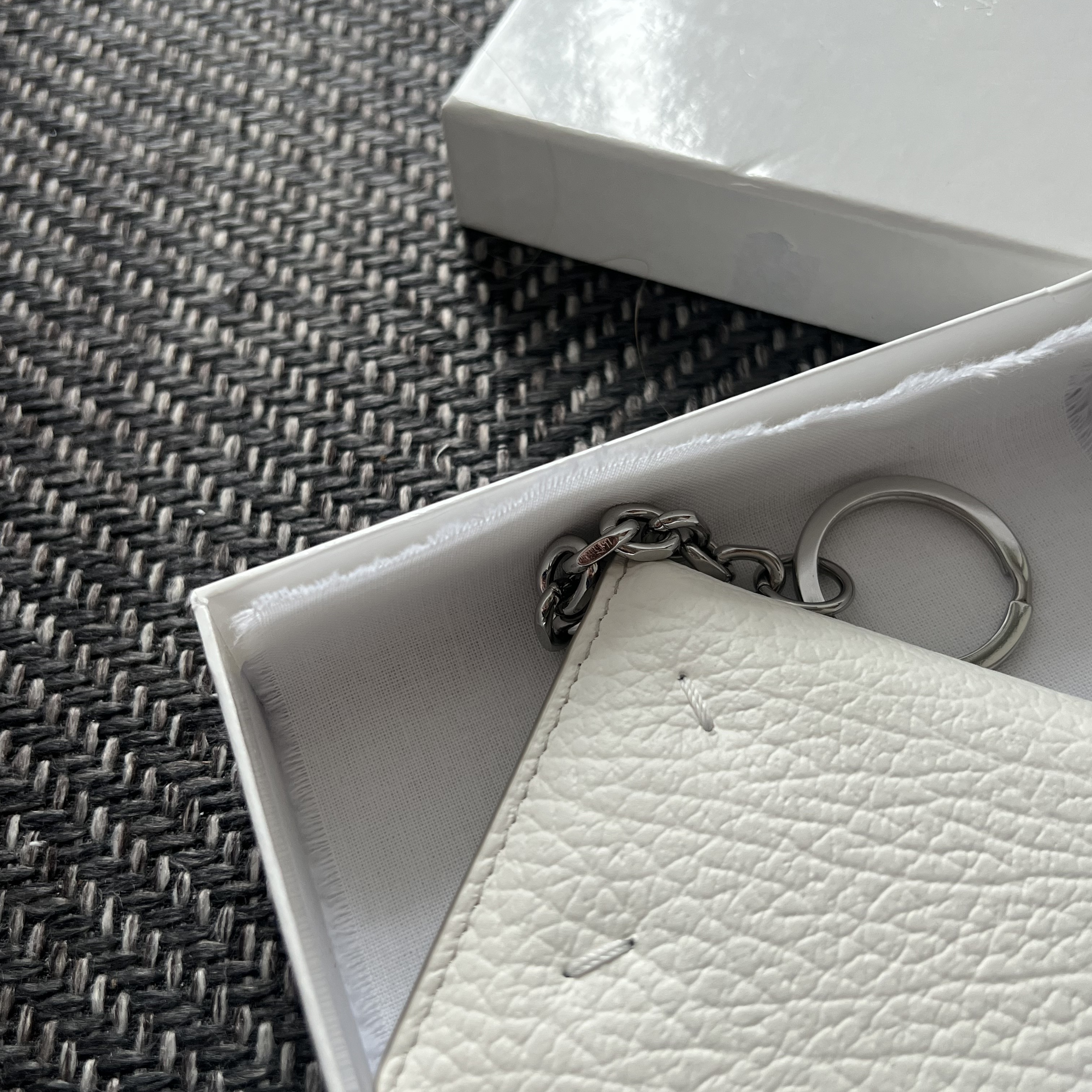 Maison Margiela Keyring Wallet White 착용 스타일 - 2