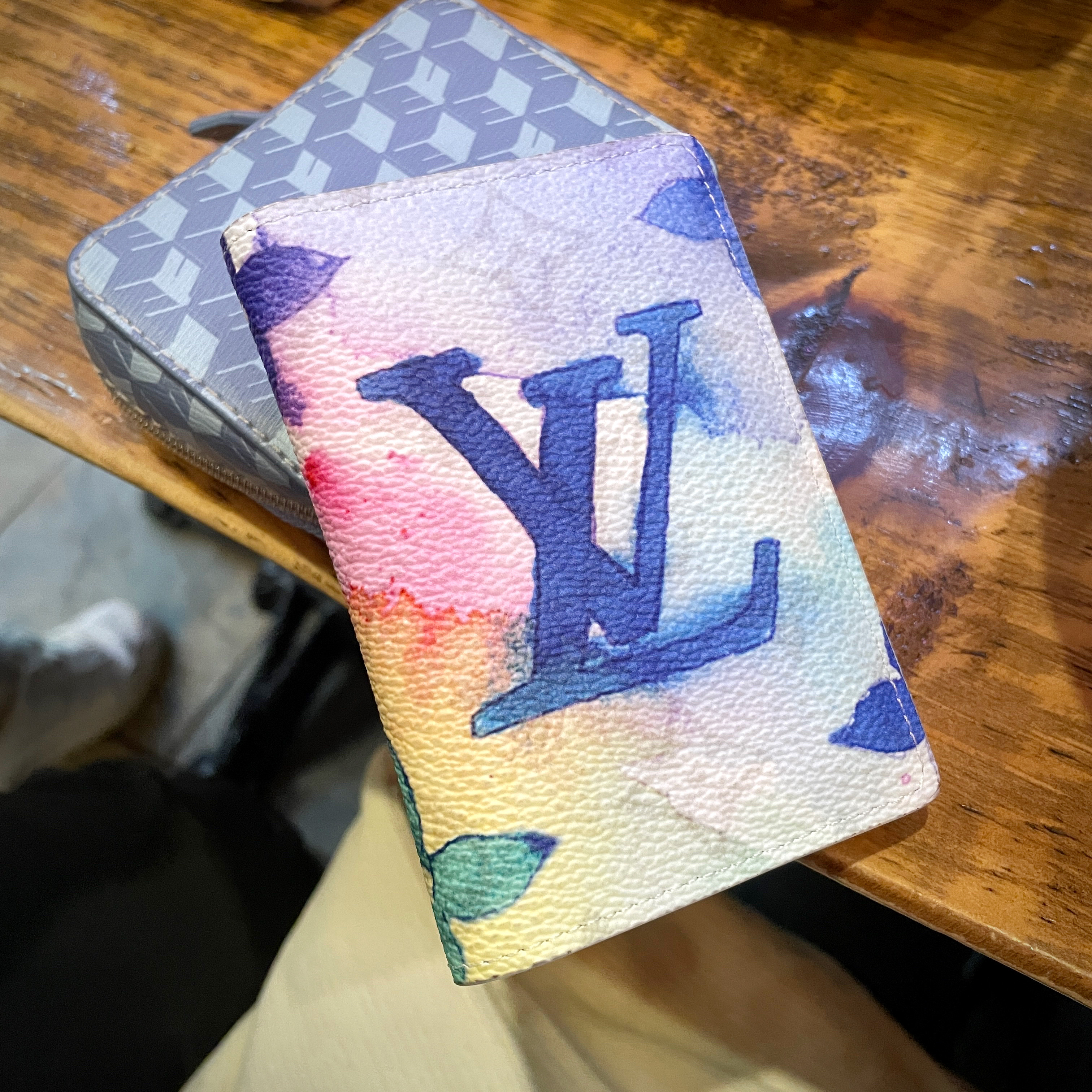 Louis Vuitton Pocket Organizer Multicolor Watercolor Monogram 착용 스타일