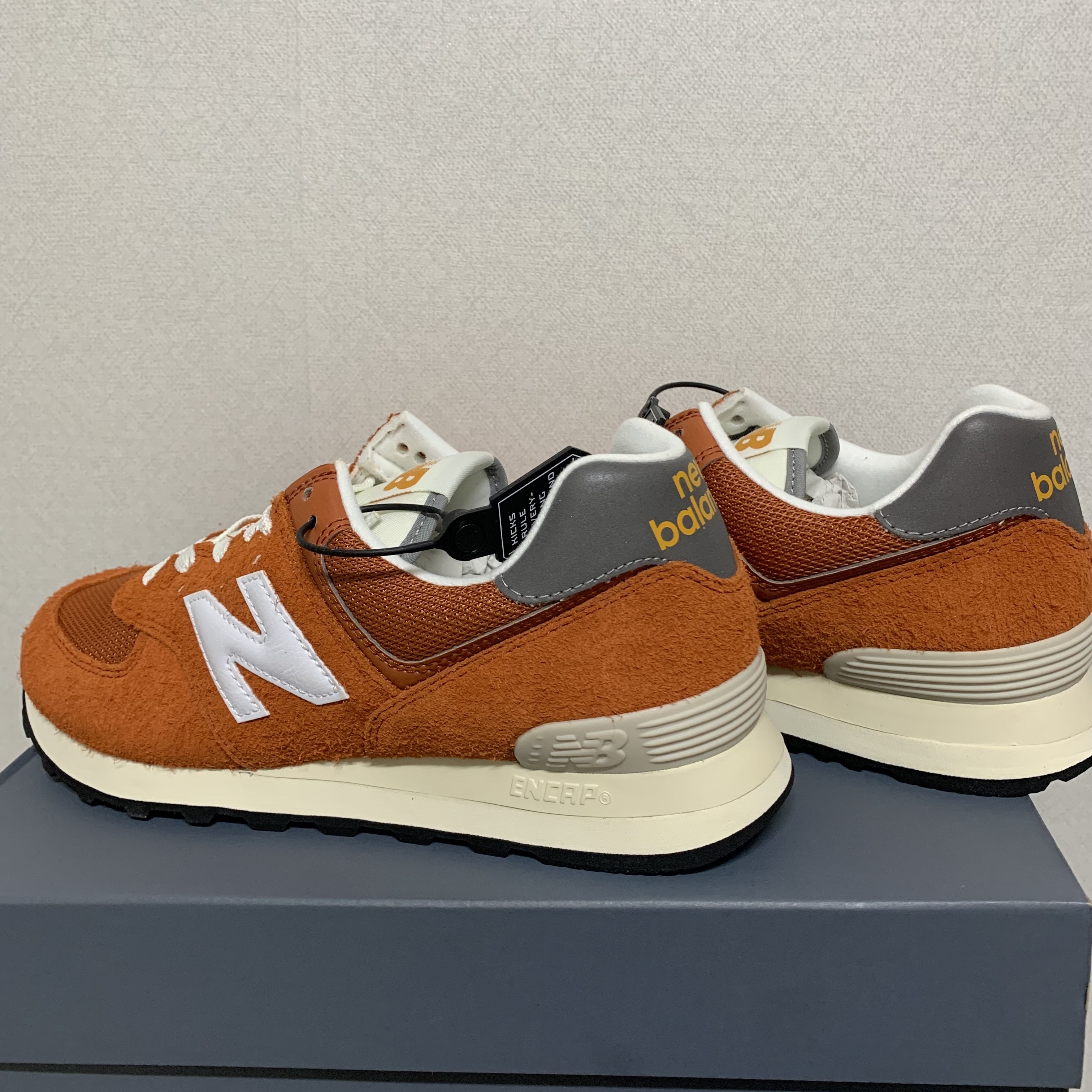 New Balance 574 Heritage Orange Burst White 착용 스타일 - 4