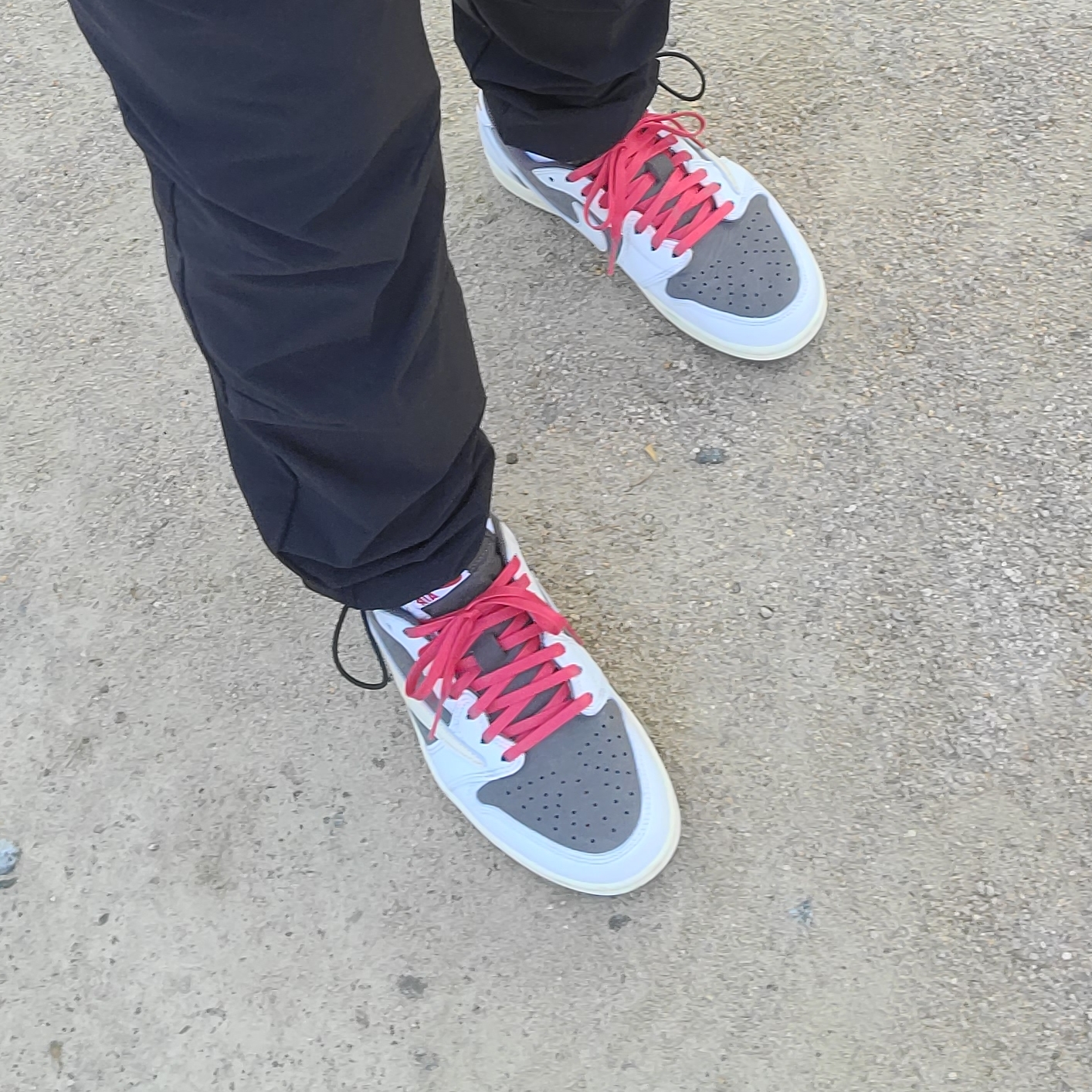 Jordan 1 x Travis Scott Retro Low OG SP Sail and Ridgerock 착용 스타일