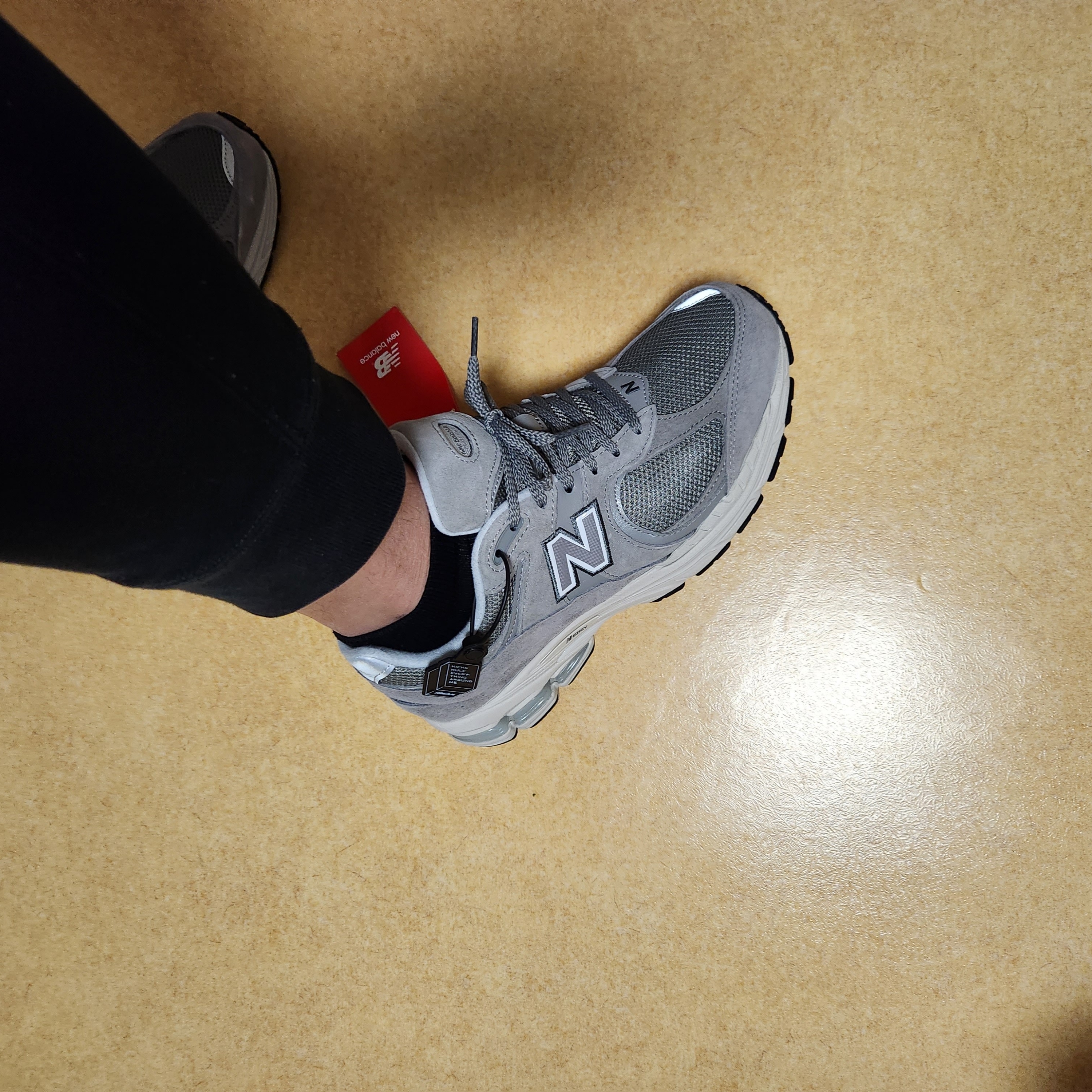 New Balance 2002R Grey 착용 스타일 - 1