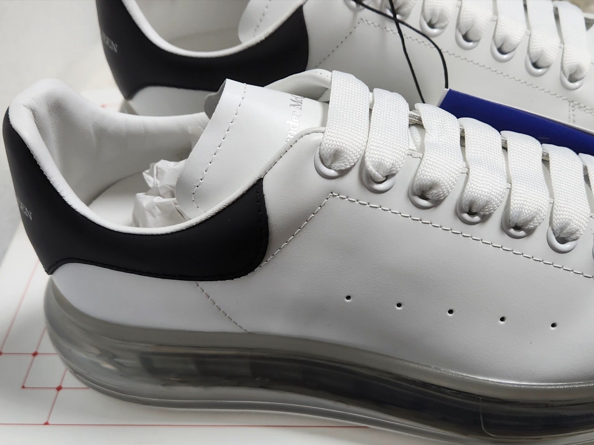 Alexander McQueen Oversized Sneakers Clear Sole White Black 착용 스타일