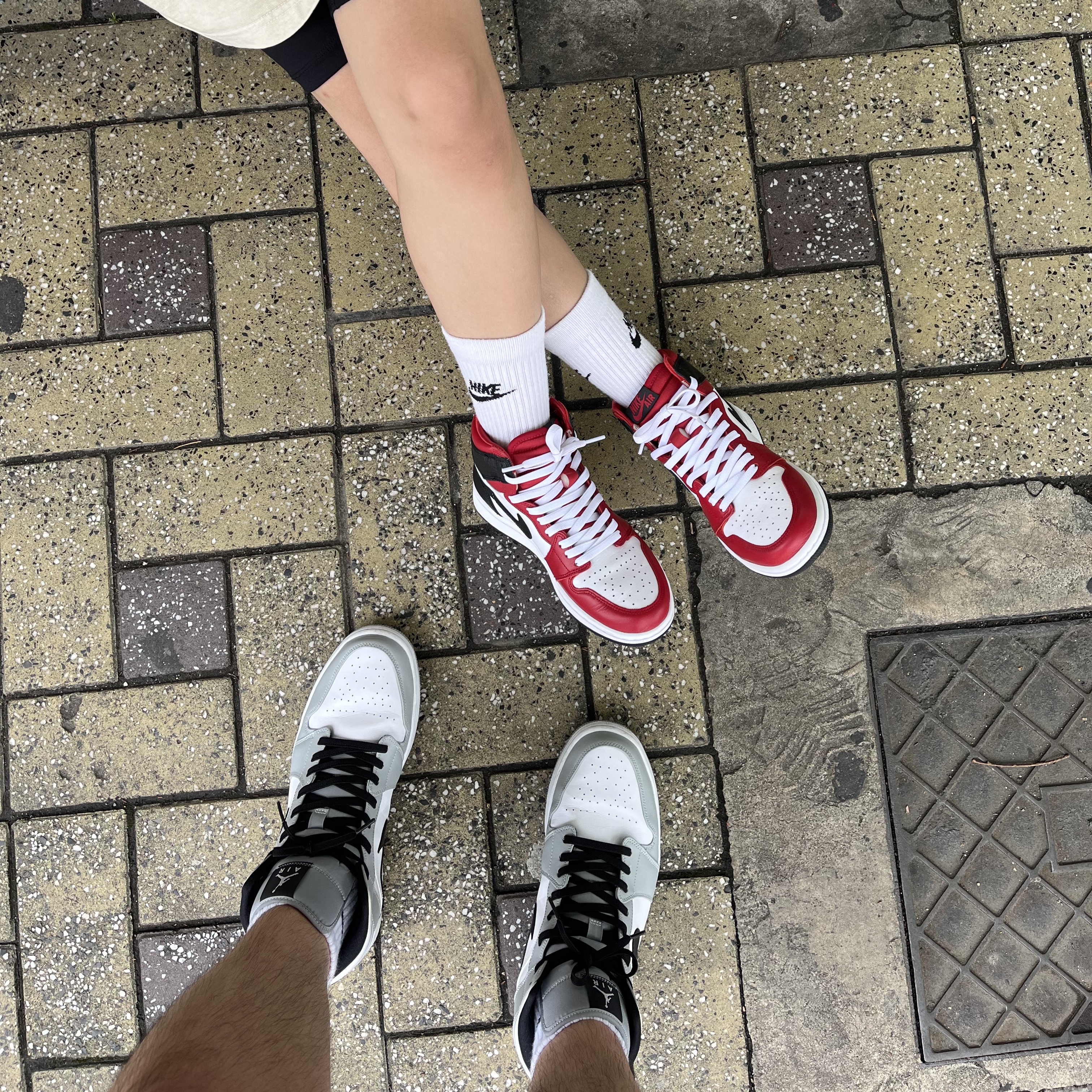 Jordan 1 Mid Light Smoke Grey, (W) Jordan 1 Retro High Satin Red 착용 스타일