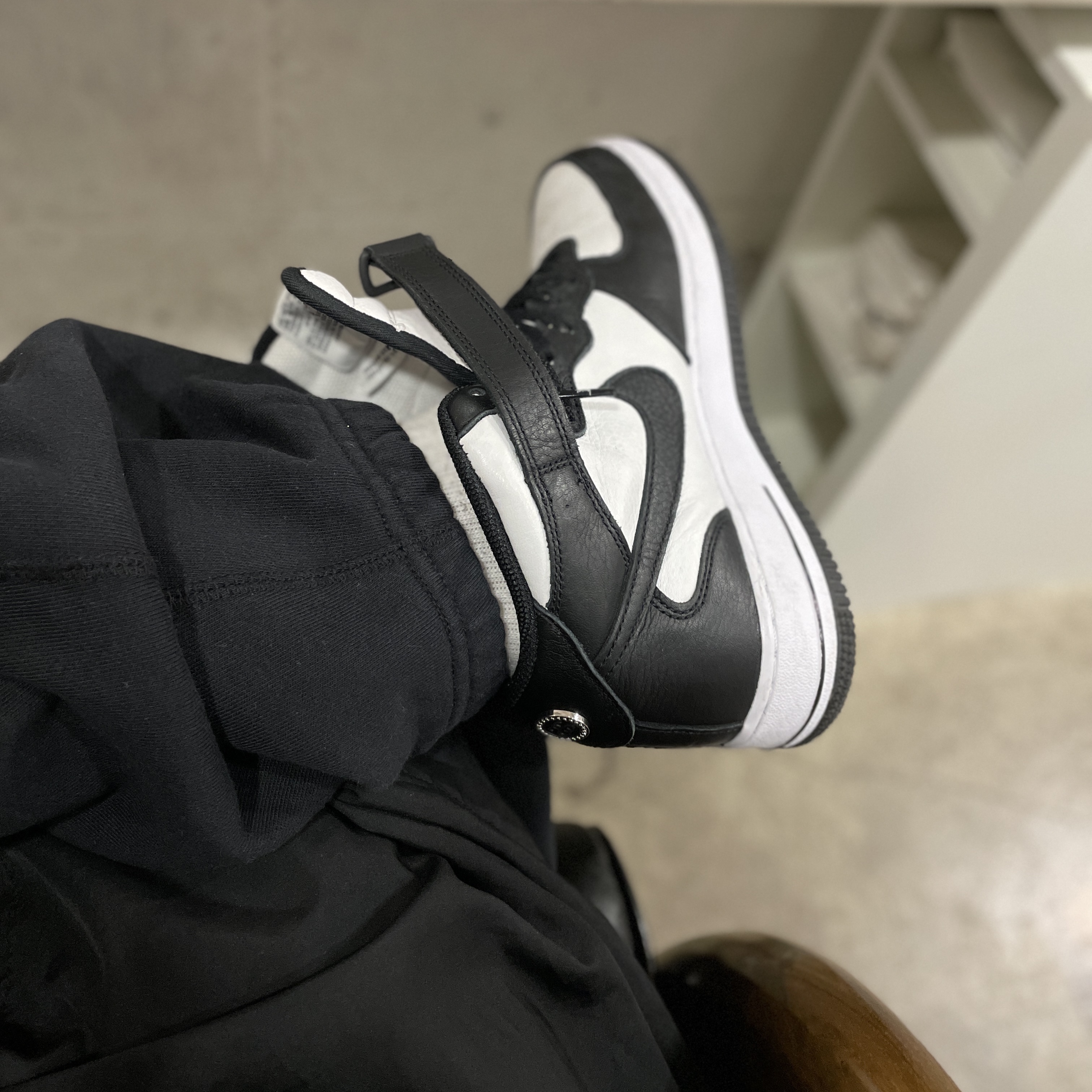 Nike x Stussy Air Force 1 '07 Mid SP Black and Light Bone 착용 스타일