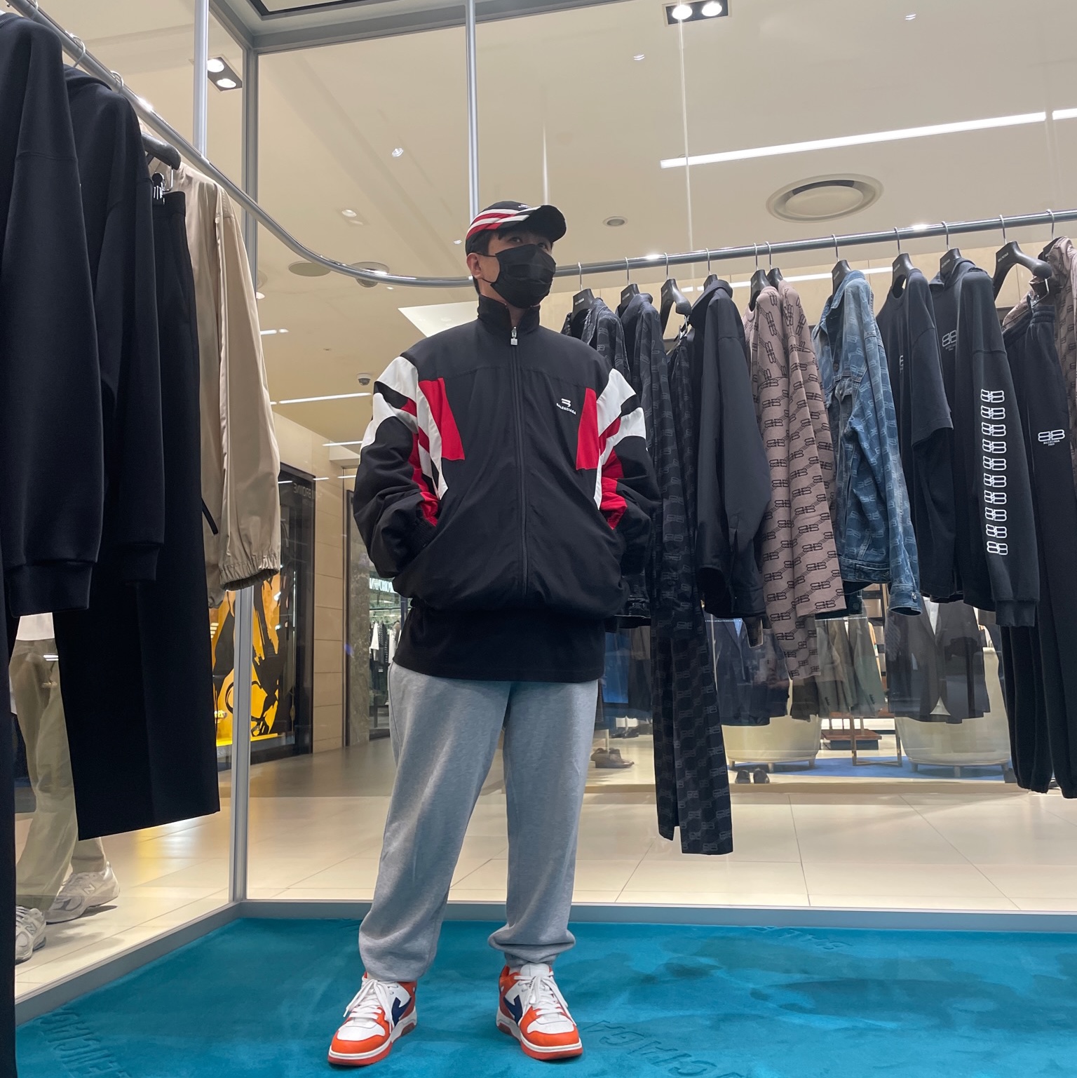 Off-White Out of Office OOO Sneakers White Orange Blue 착용 스타일 - 1