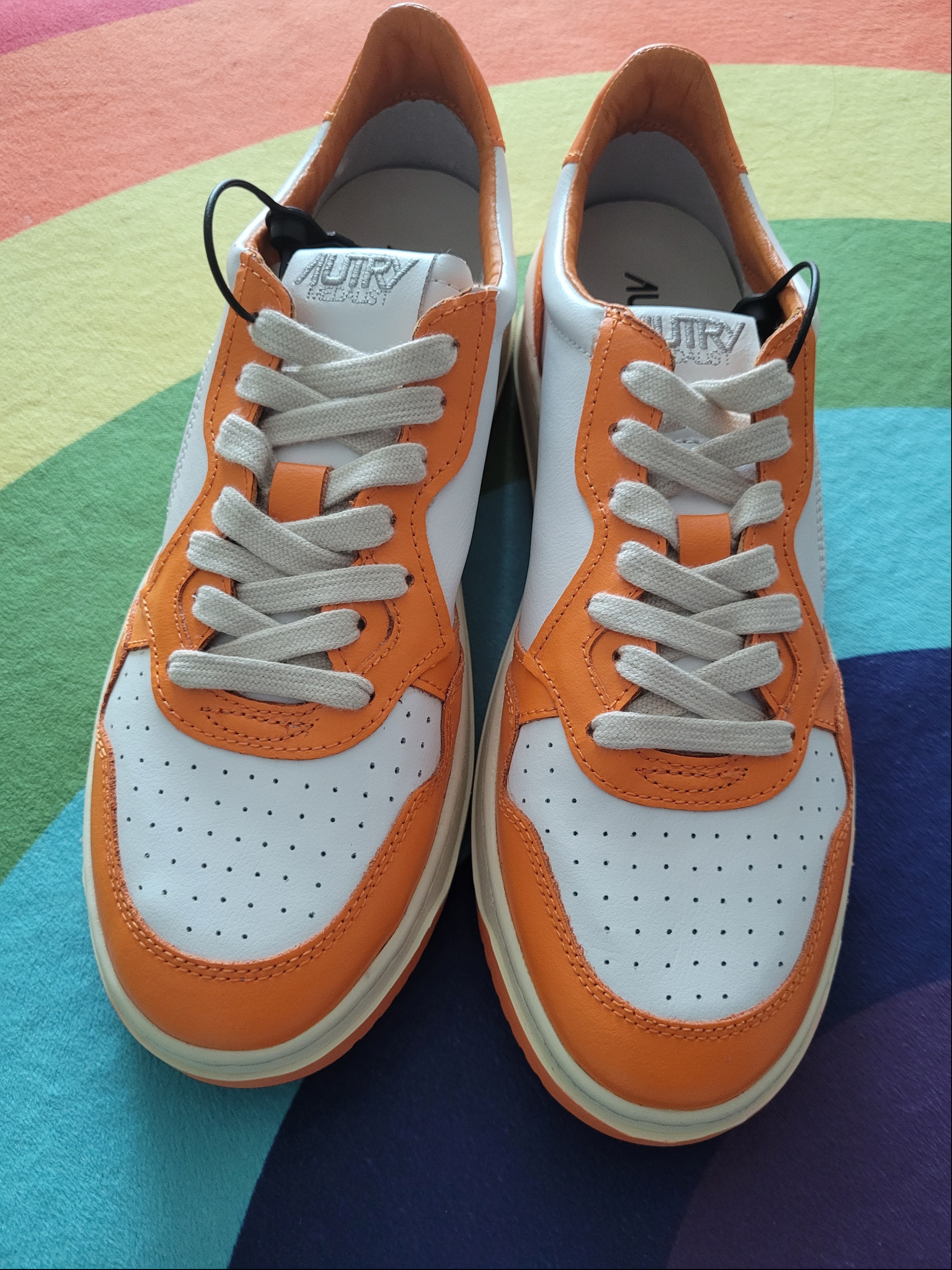 Autry Medalist Low Leather Sneakers Orange White 착용 스타일 - 2