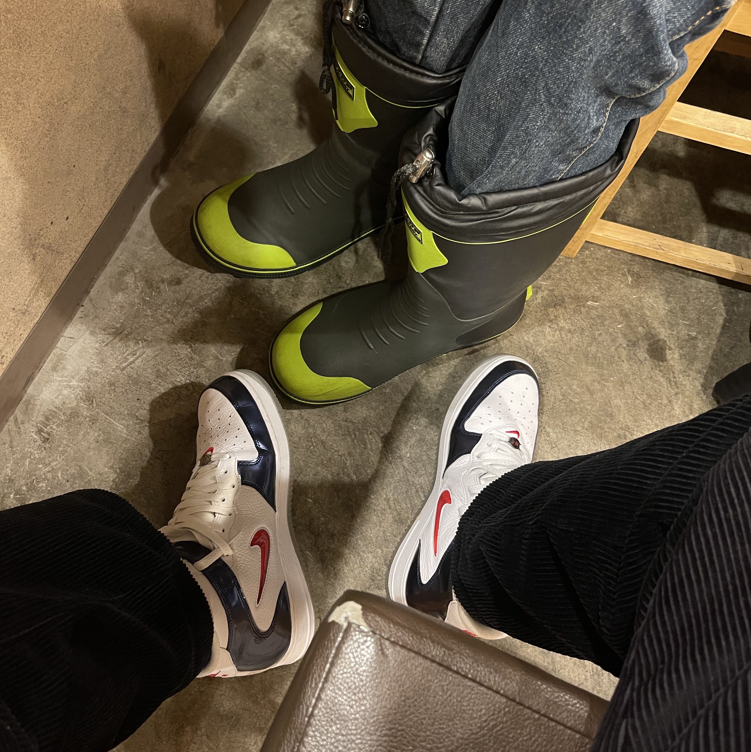 Nike Air Force 1 Mid QS University Red and Midnight Navy 착용 스타일