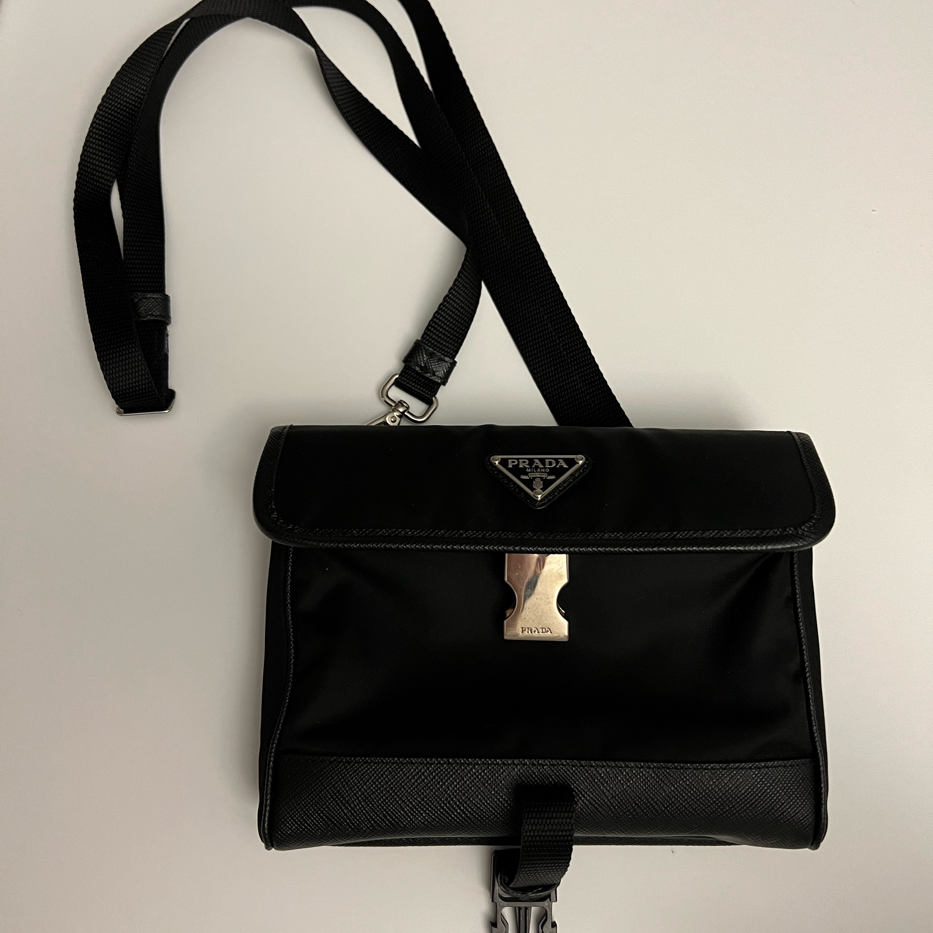 Prada Re-Nylon and Saffiano Leather Smartphone Case Black 착용 스타일 - 3