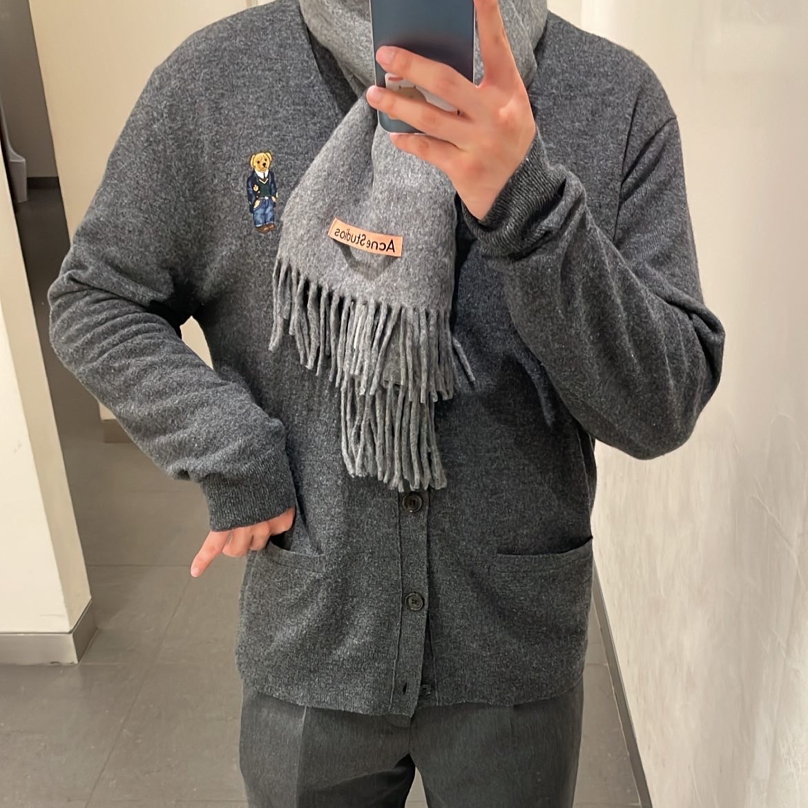 Acne Studios Narrow Wool Fringe Muffler Grey Melange 착용 스타일