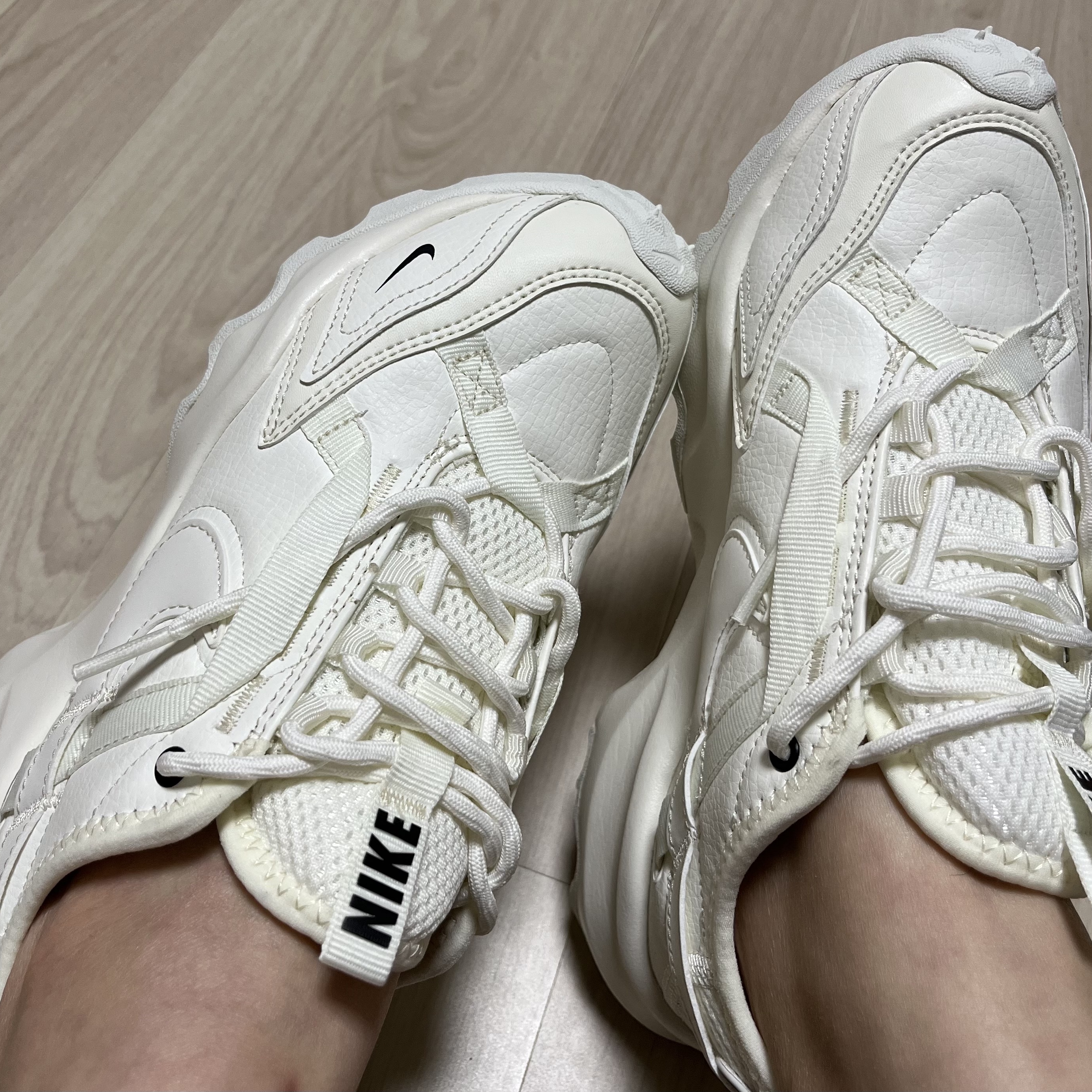(W) Nike TC 7900 Summit White 착용 스타일 - 2