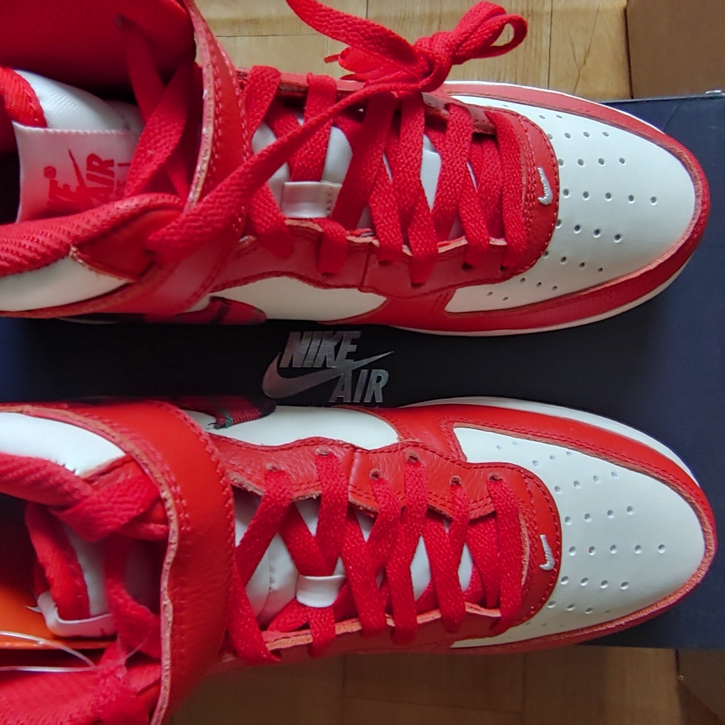Nike Air Force 1 Mid '07 LX University Red and Pale Ivory 착용 스타일 - 3