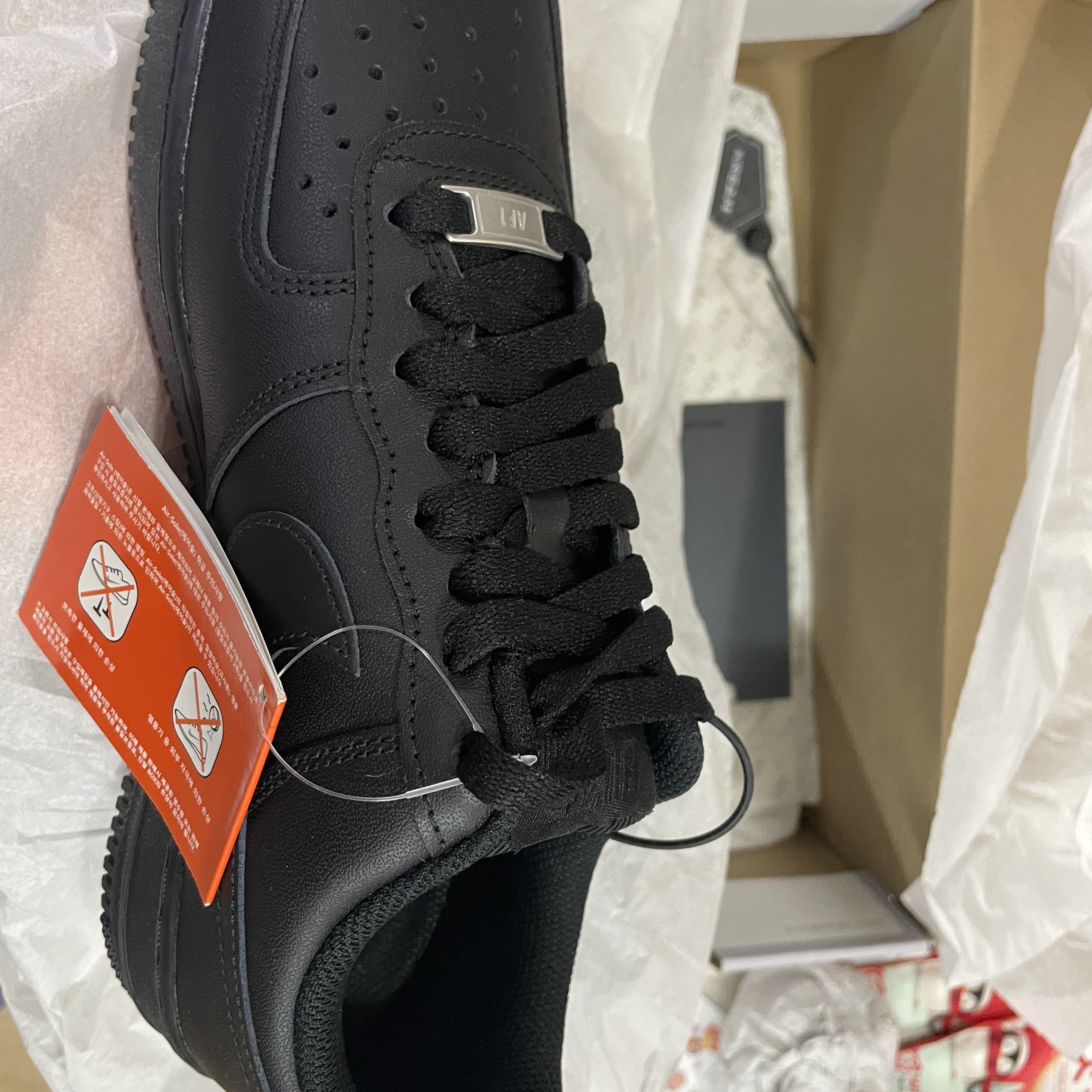 Nike Air Force 1 '07 Low Triple Black 착용 스타일