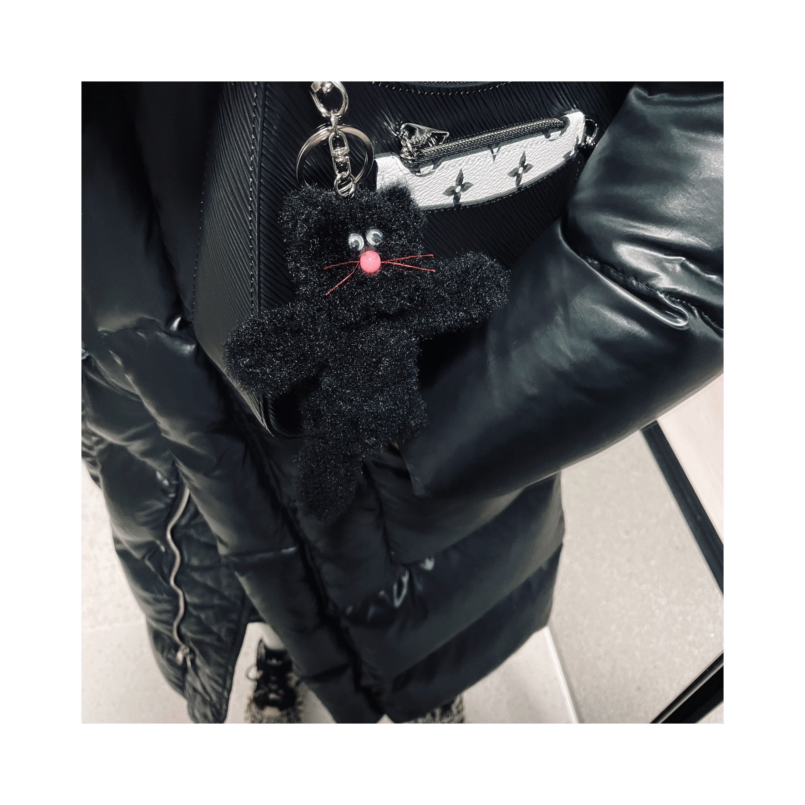 Monamhee Beulpingi Keyring with White Pants Black, Monamhee Beulpingi Keyring Black 착용 스타일 - 3