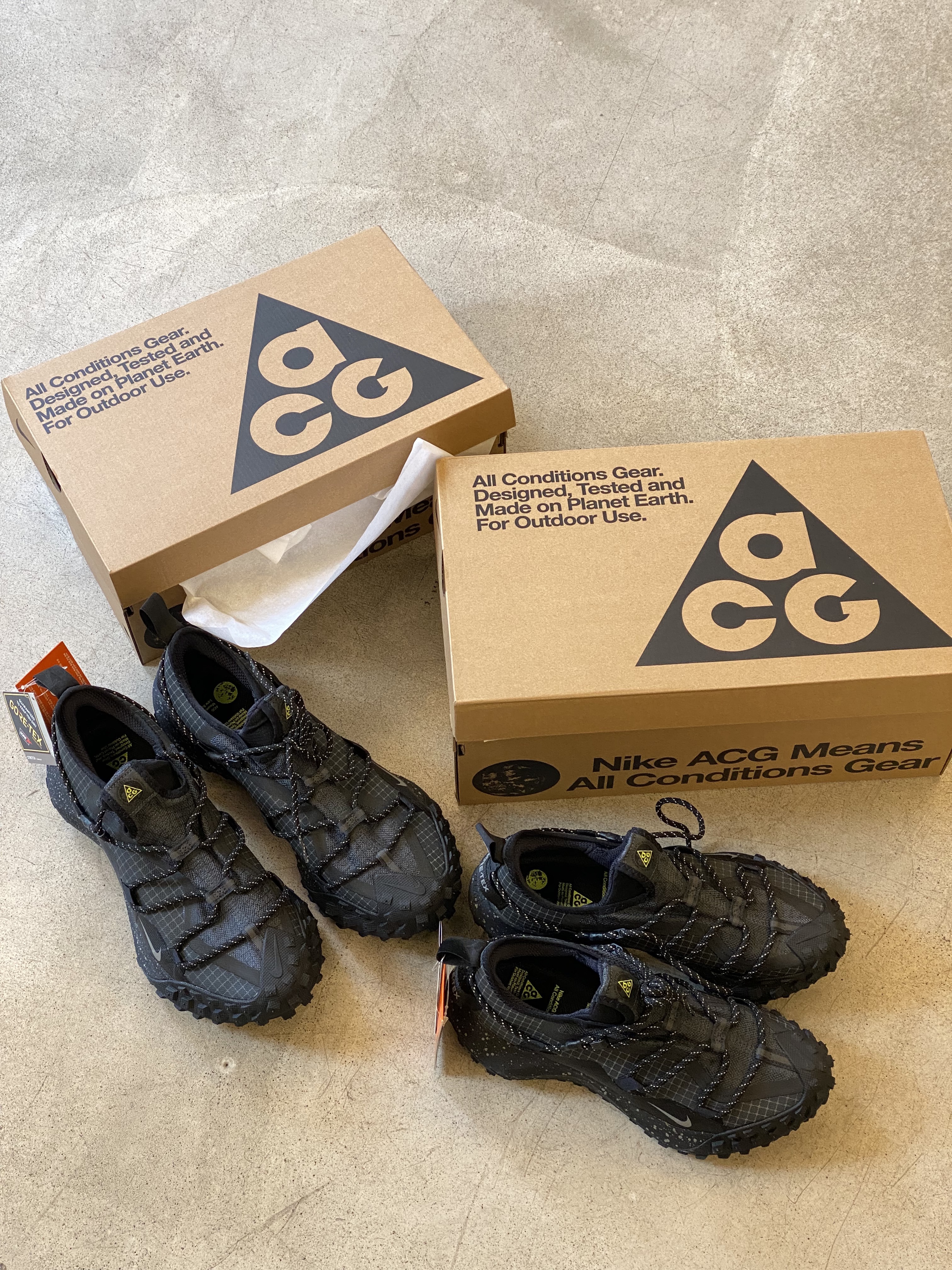 Nike ACG Mountain Fly Low Gore-Tex SE Dark Smoke Grey, Nike NRG ACG Seasonal Lungs Long Sleeve T-Shirt Cargo Khaki - Asia 착용 스타일 - 2