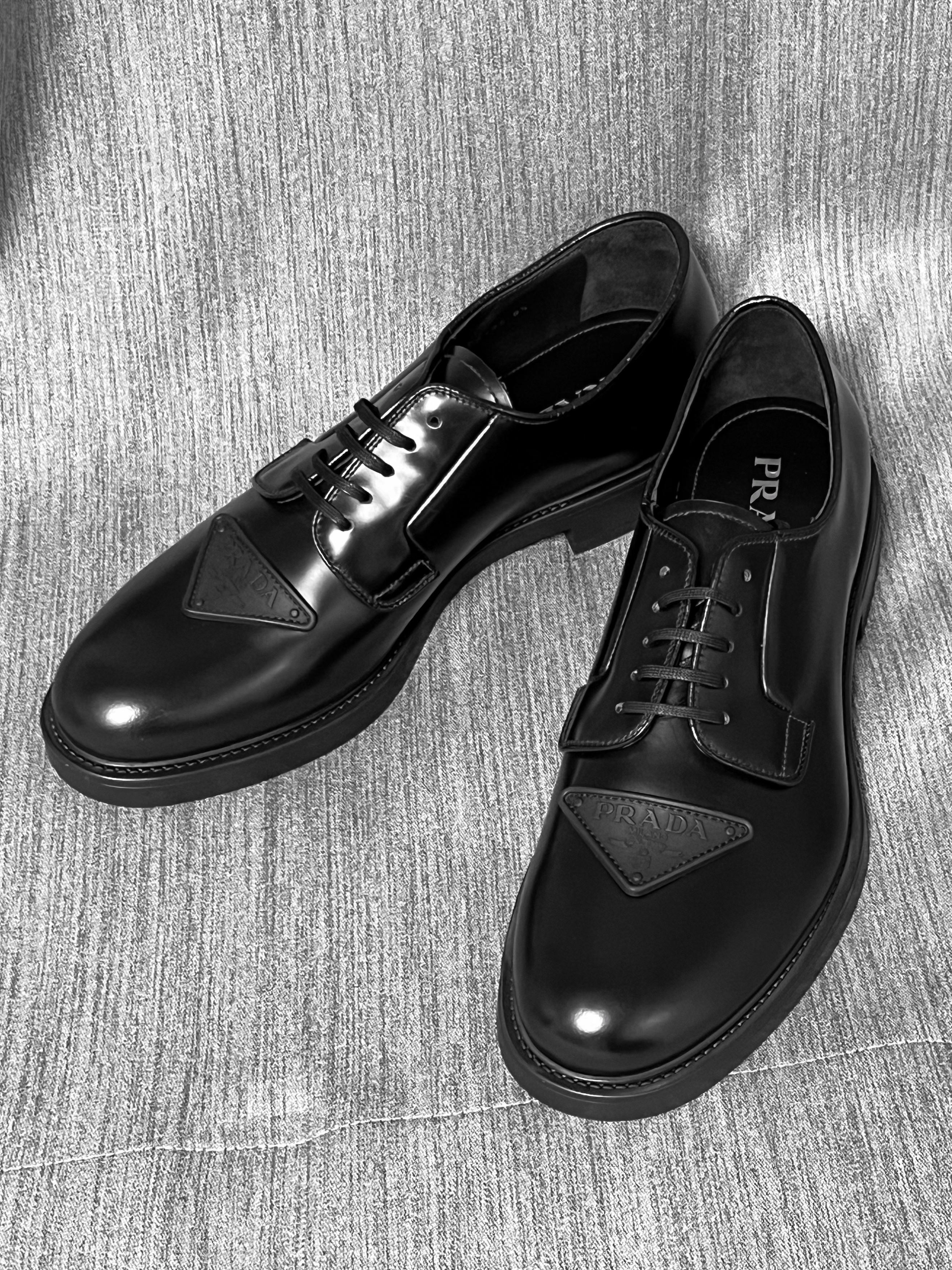 Prada Brushed Leather Derby Shoes Black 착용 스타일 - 1