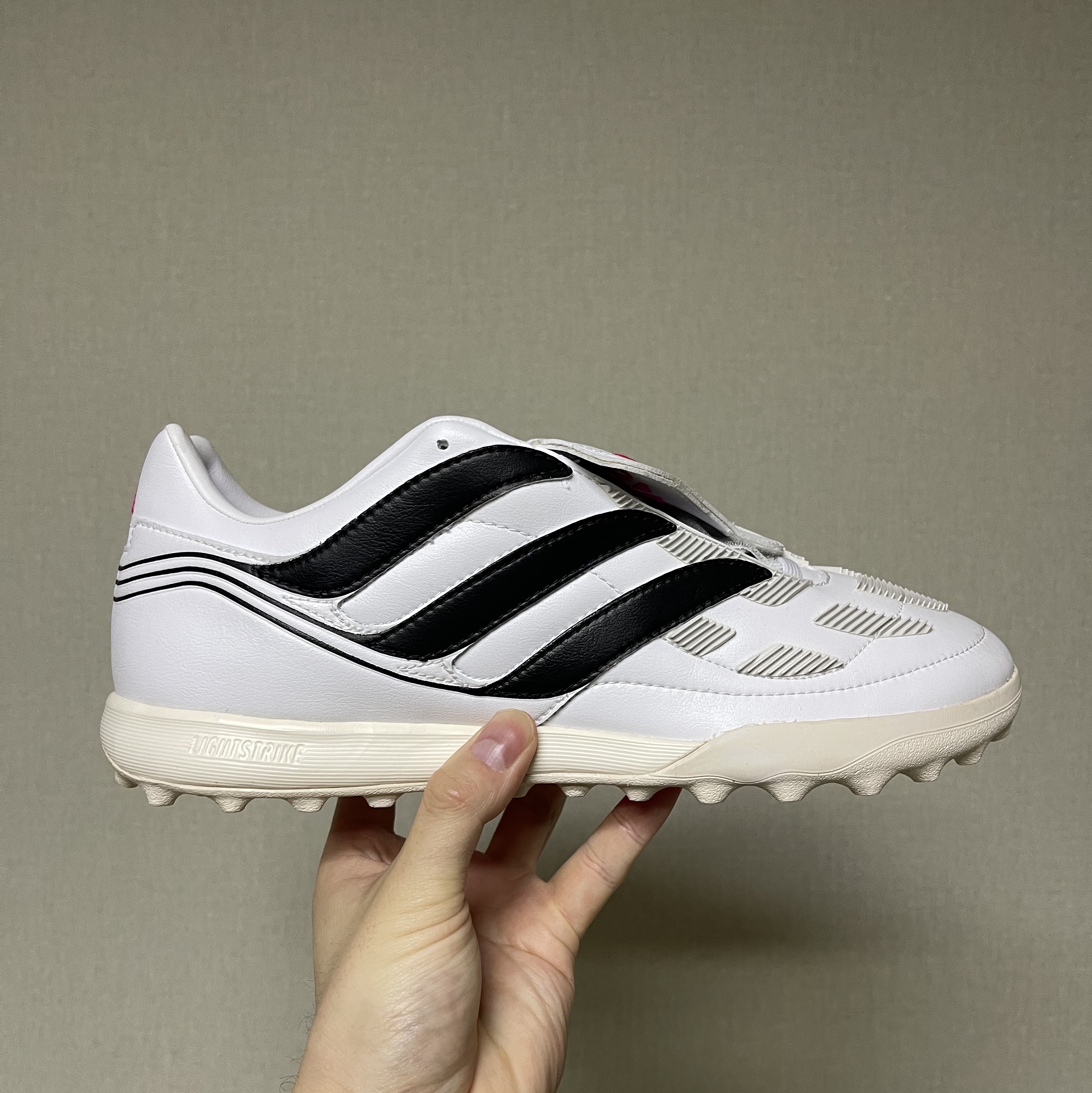 Adidas Predator Precision.1 TF Cloud White Team Shock Pink 착용 스타일 - 1