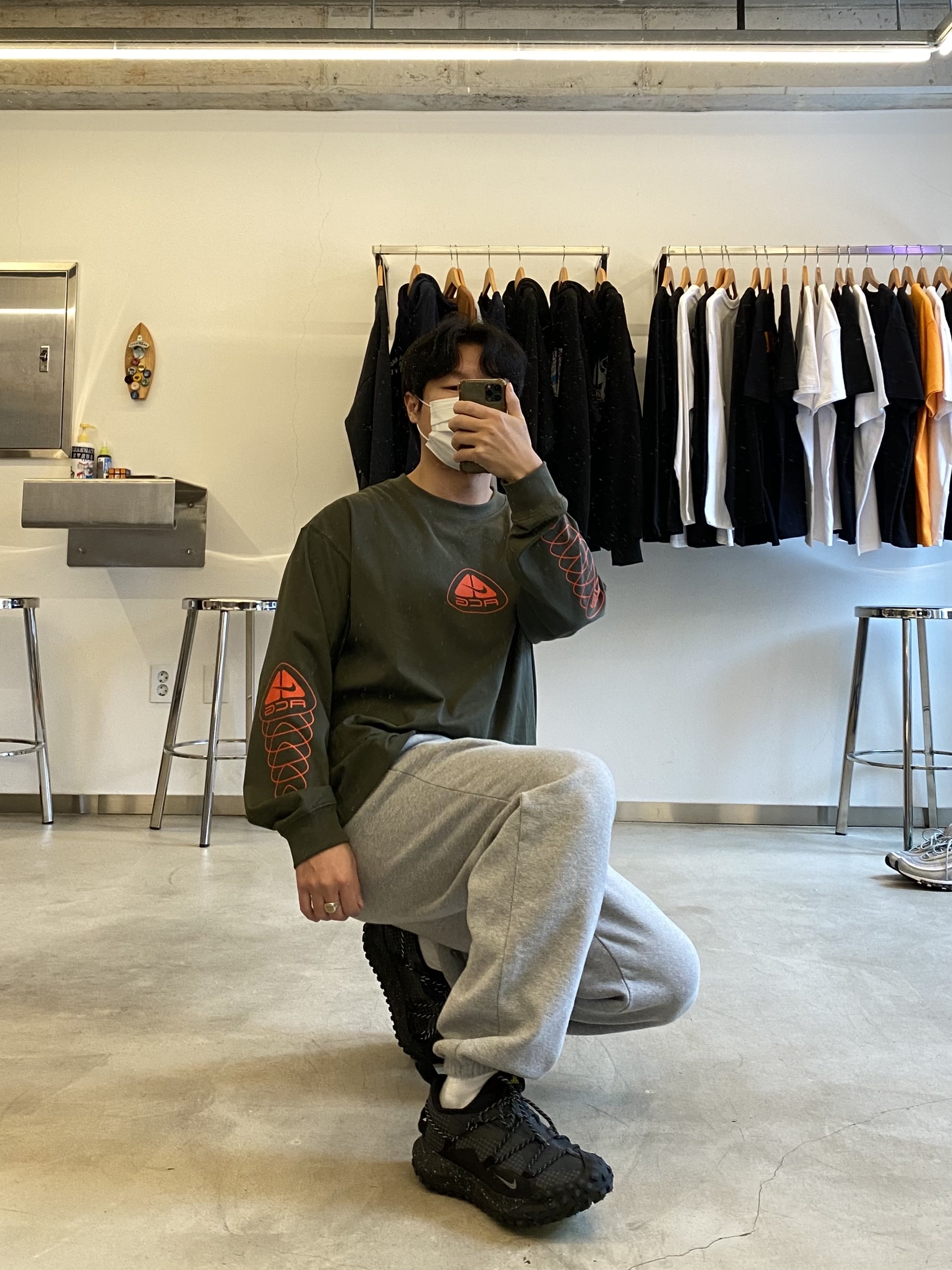 Nike ACG Mountain Fly Low Gore-Tex SE Dark Smoke Grey, Nike NRG ACG Seasonal Lungs Long Sleeve T-Shirt Cargo Khaki - Asia 착용 스타일 - 1