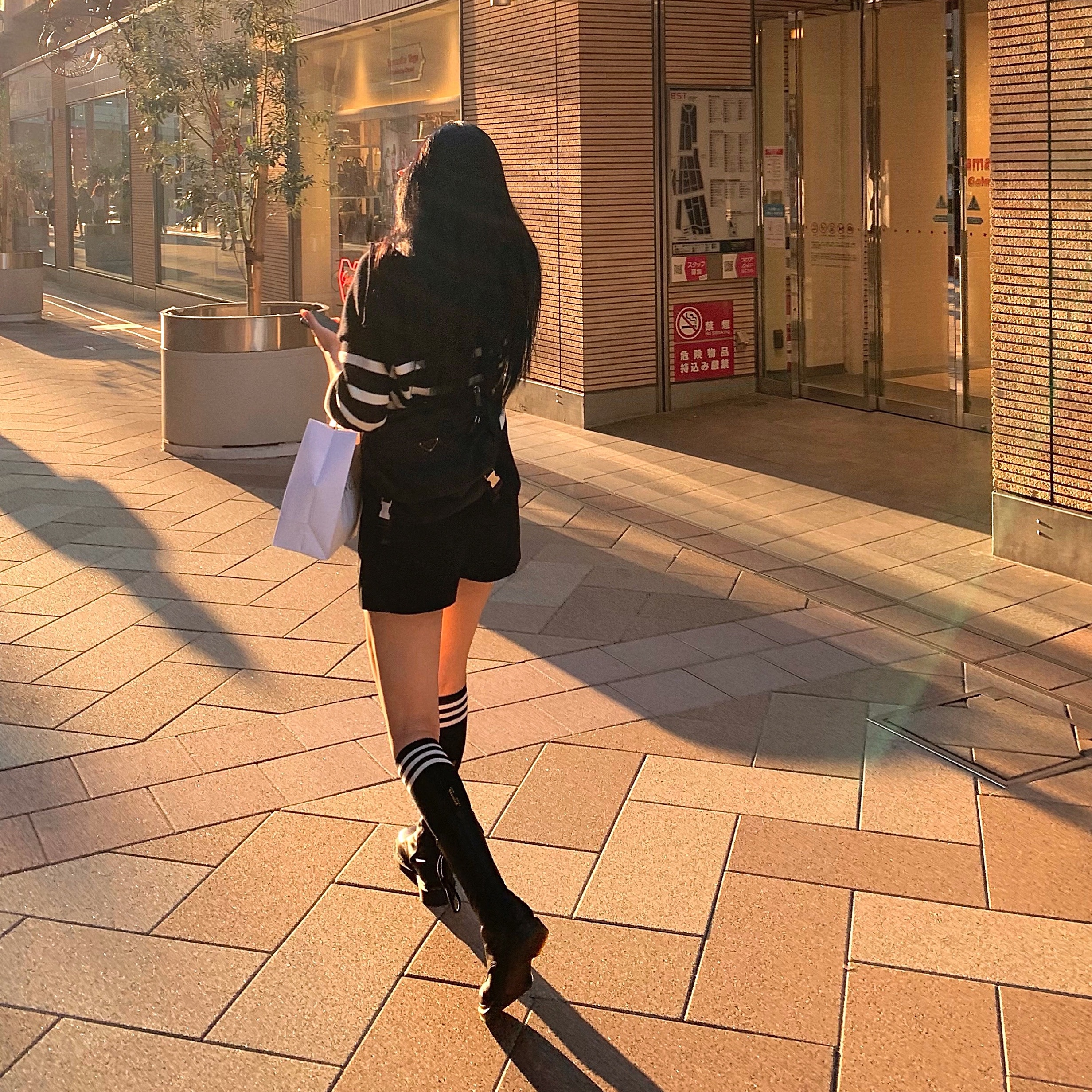 Prada Re-Nylon and Saffiano Leather Shoulder Bag Black 착용 스타일 - 2