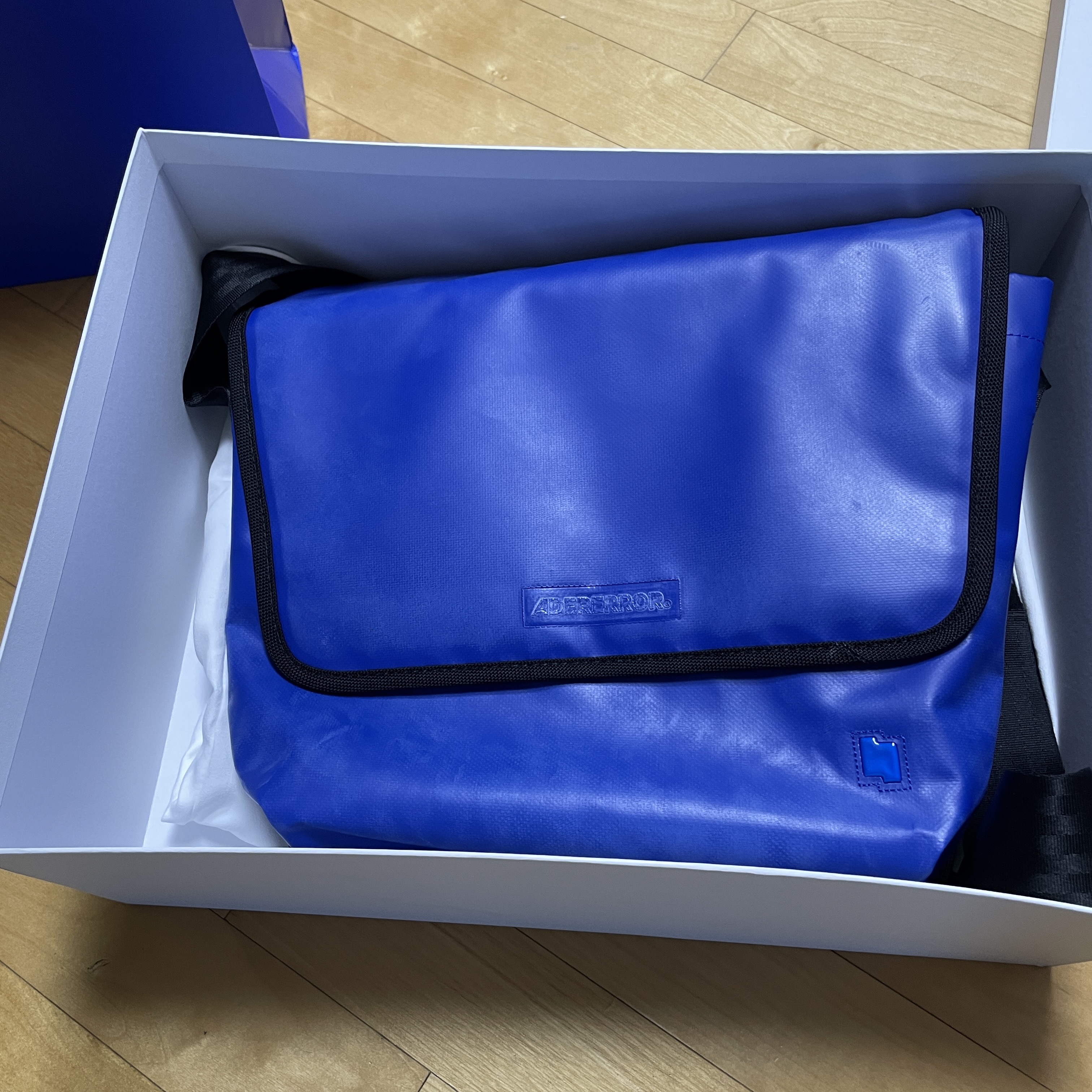 Ader Error Trace Esty Messanger Bag Z-Blue 착용 스타일