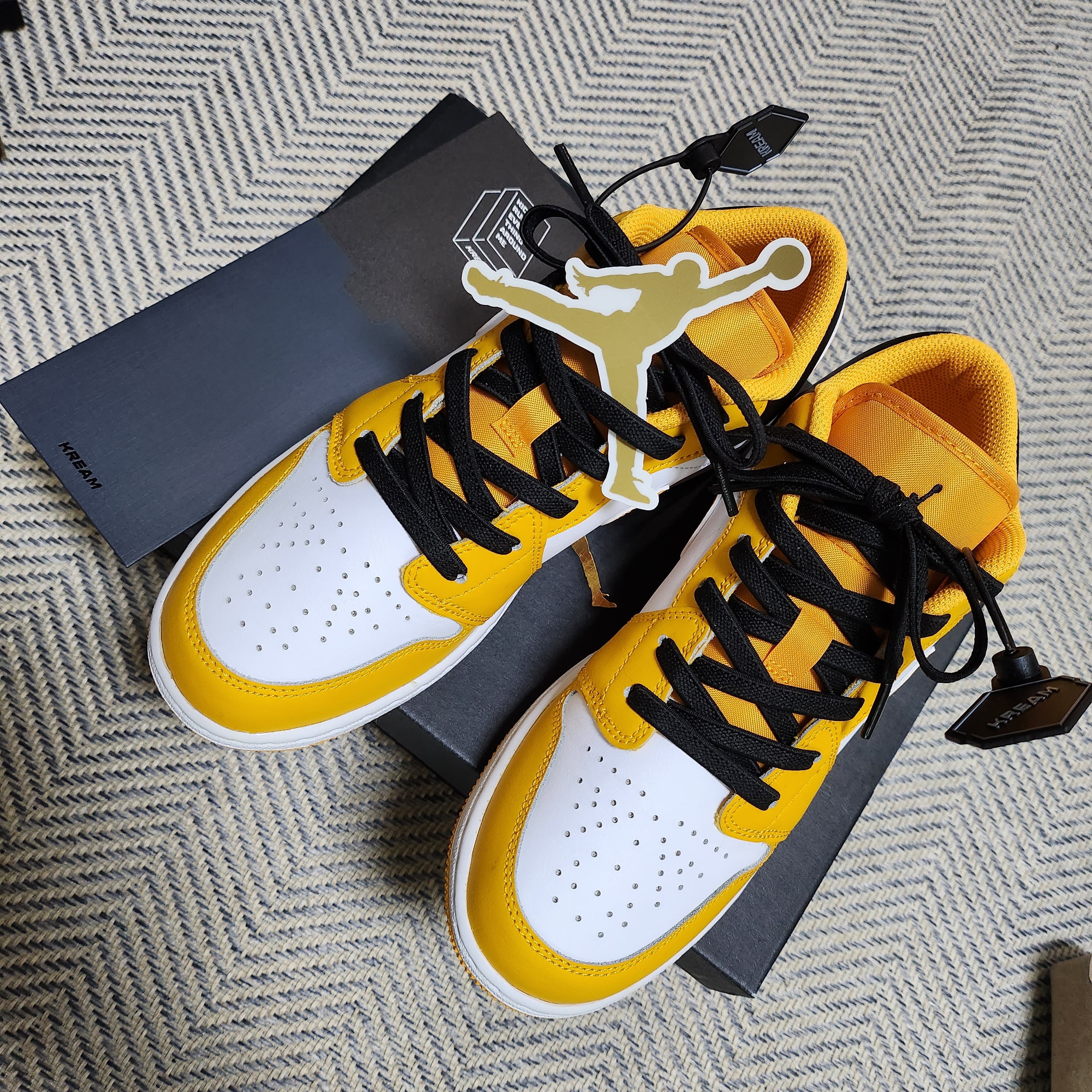 (GS) Jordan 1 Low Taxi, (GS) Jordan 1 Low White Gym Red Black 착용 스타일 - 1