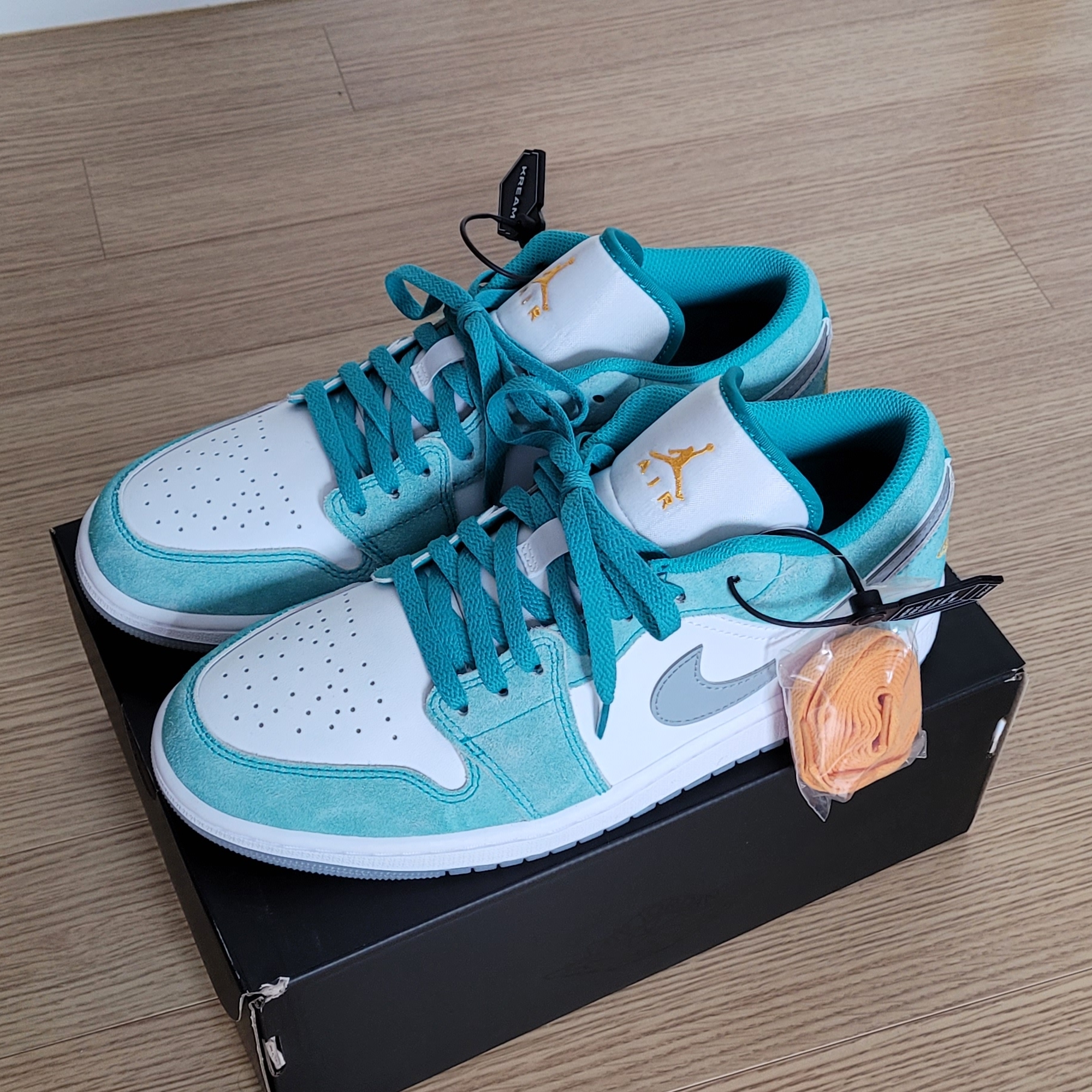 Jordan 1 Low SE New Emerald 착용 스타일 - 1