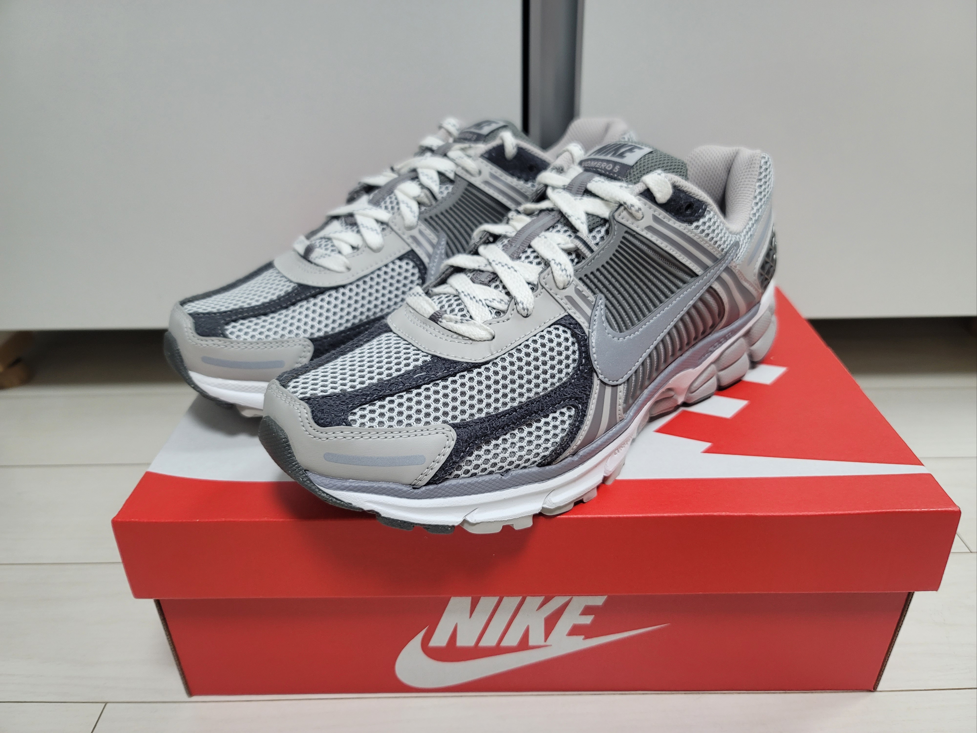 Nike Zoom Vomero 5 PRM Light Iron Ore and Flat Fewter 착용 스타일