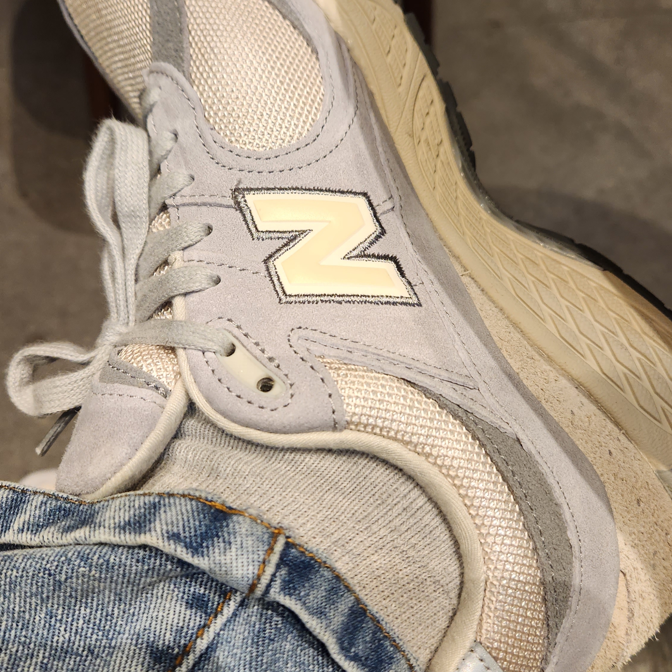 New Balance 2002R Concrete Calm Taupe, New Balance 993 Made in USA Grey - D Standard 착용 스타일 - 2