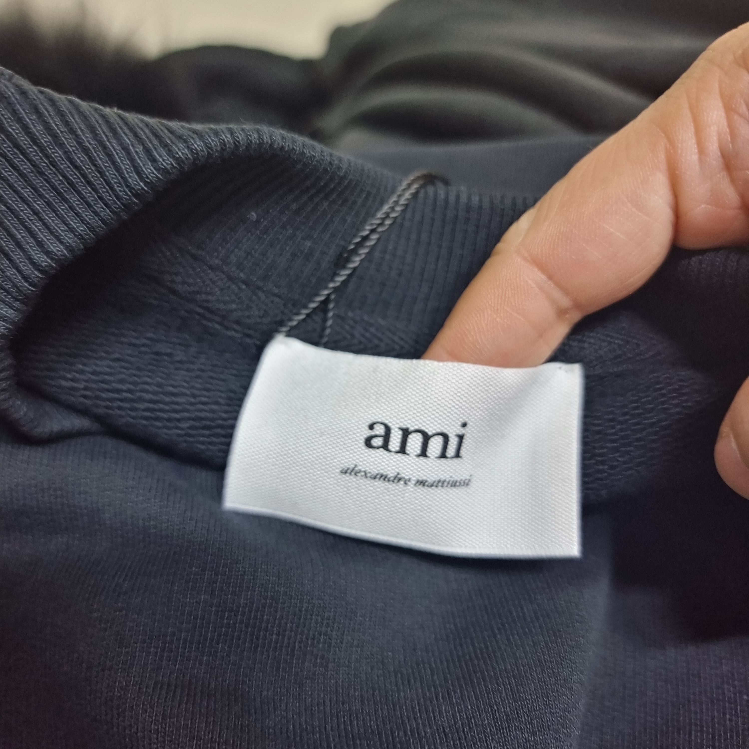 AMI de Coeur Sweatshirt Black 착용 스타일 - 1