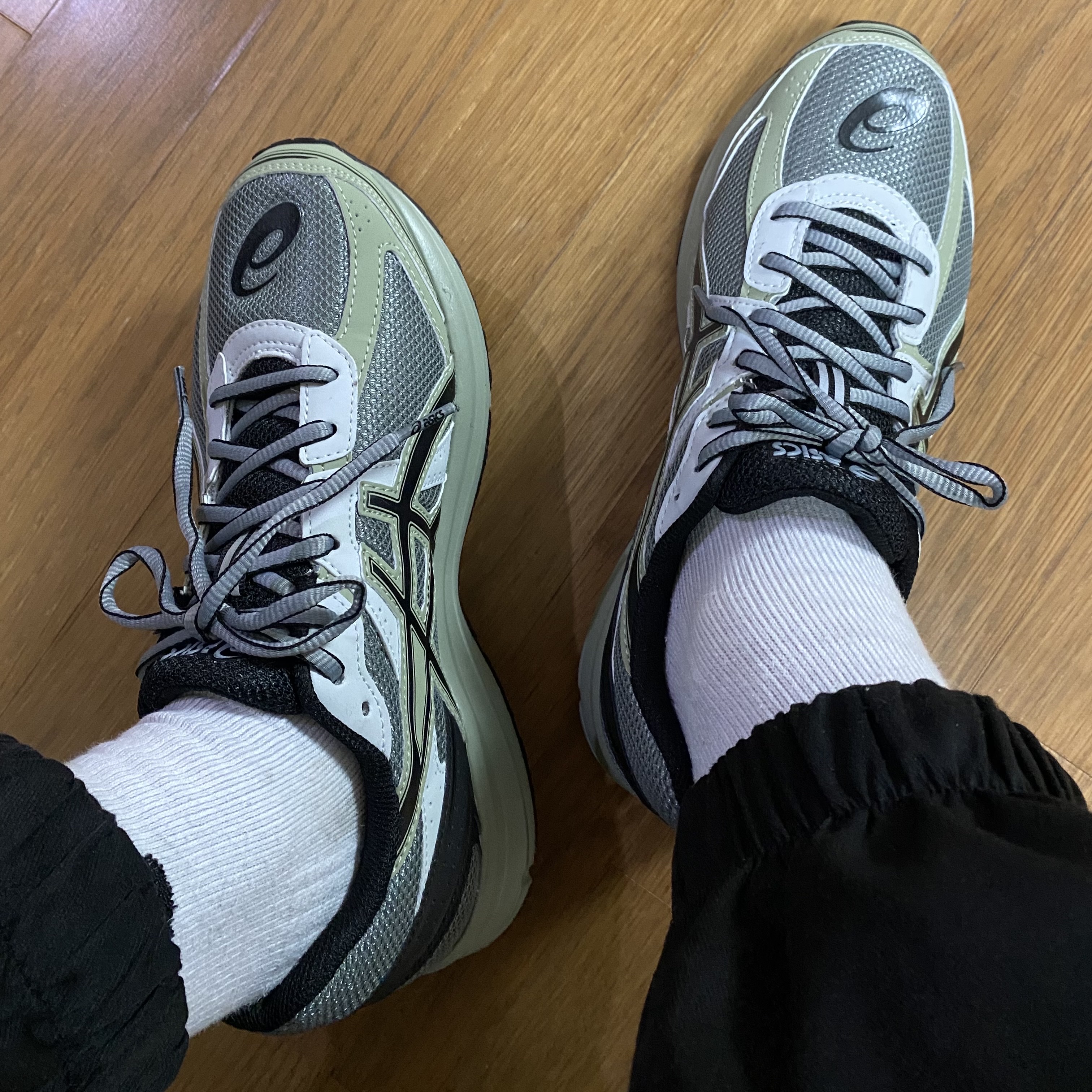 Asics Jog 100 S Sheet Rock - 2E Wide 착용 스타일 - 2