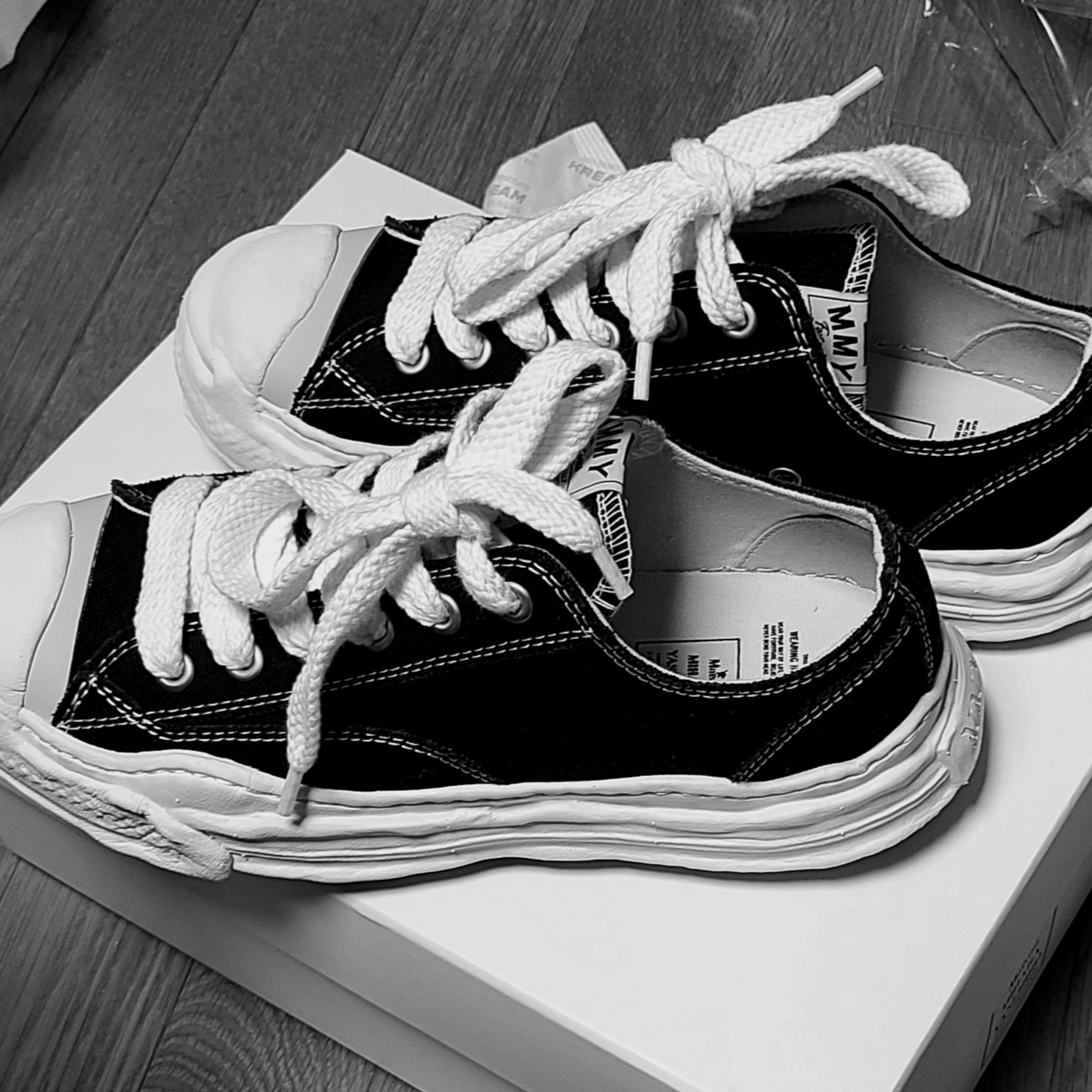 Maison Mihara Yasuhiro Hank OG Sole Canvas Low-top Sneakers Black 착용 스타일