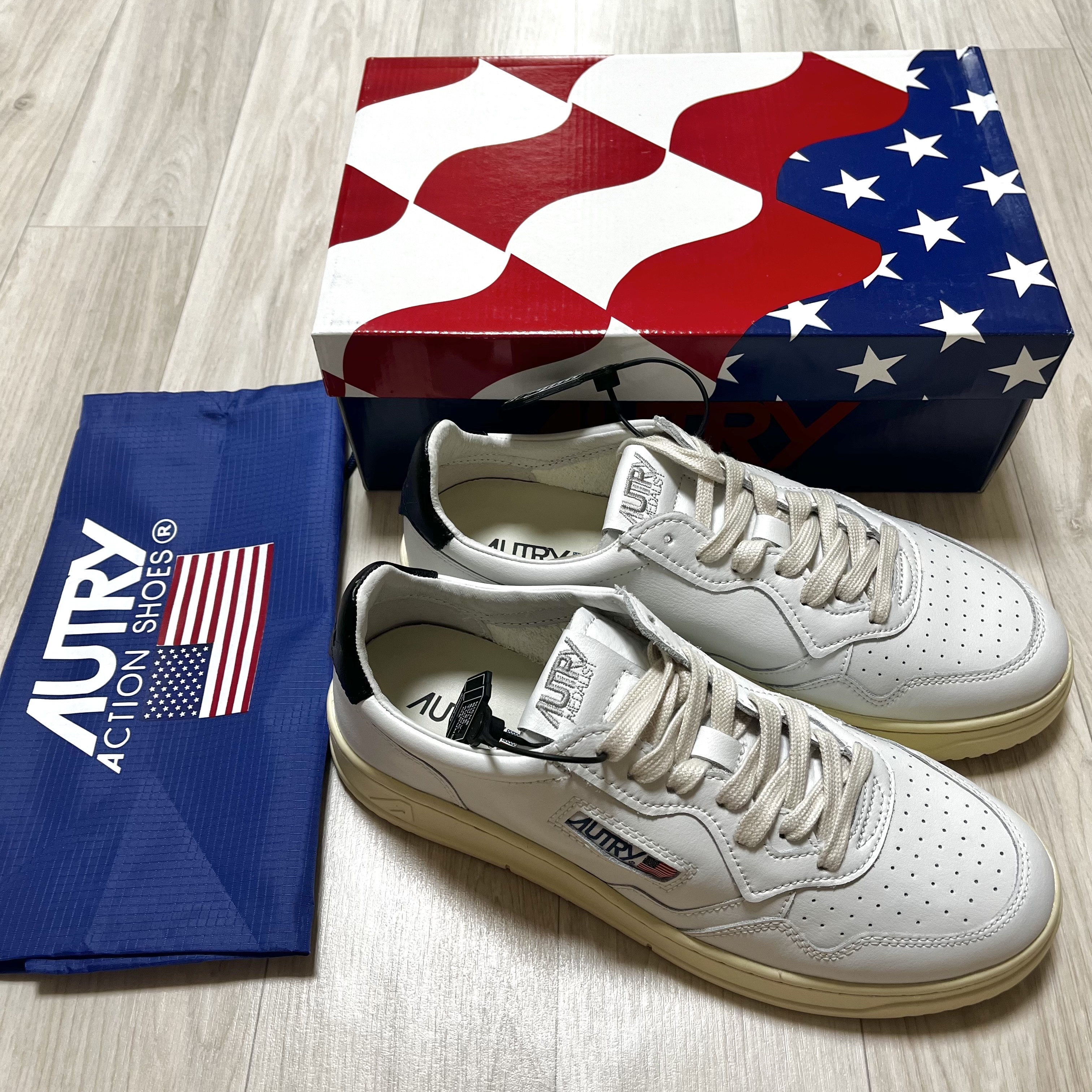 Autry Medalist Low Leather Sneakers White Black 착용 스타일 - 2