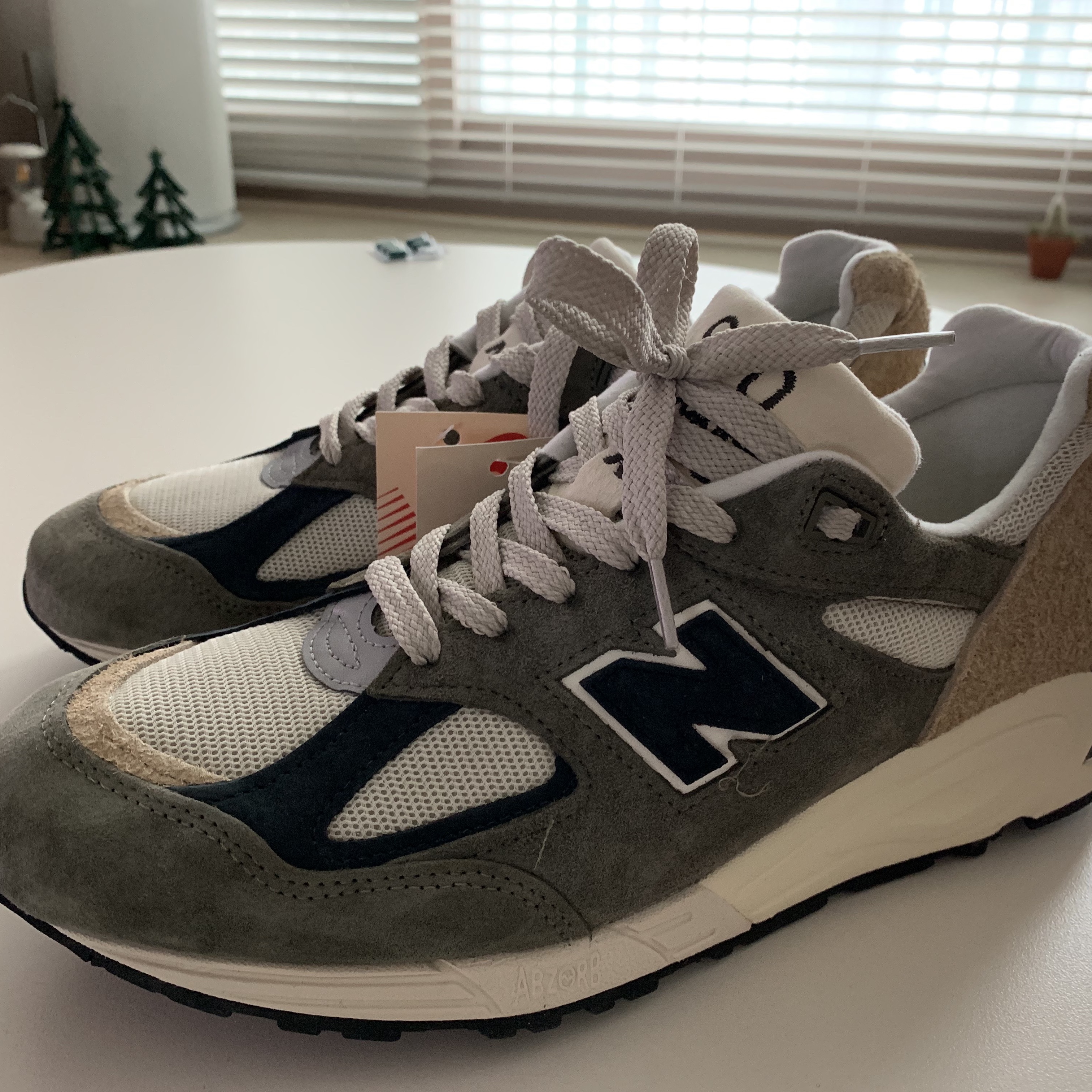New Balance 990v2 Made in USA Grey Tan 착용 스타일