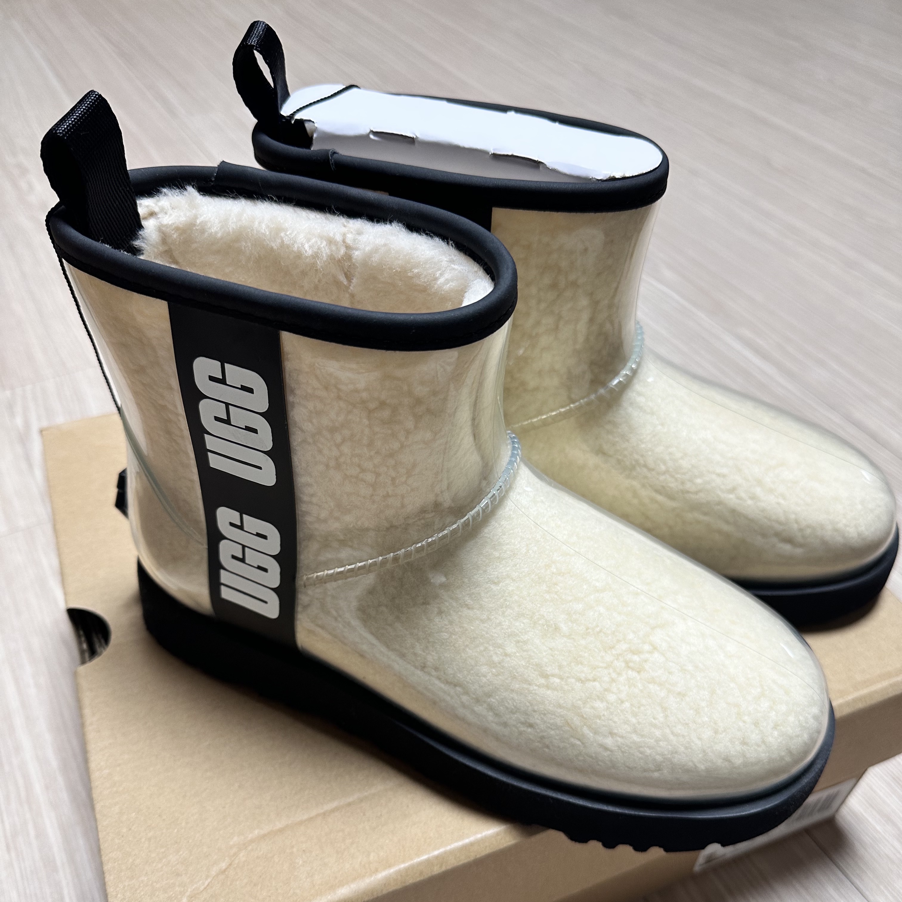 (W) UGG Classic Clear Mini Boots Natural Black 착용 스타일 - 2