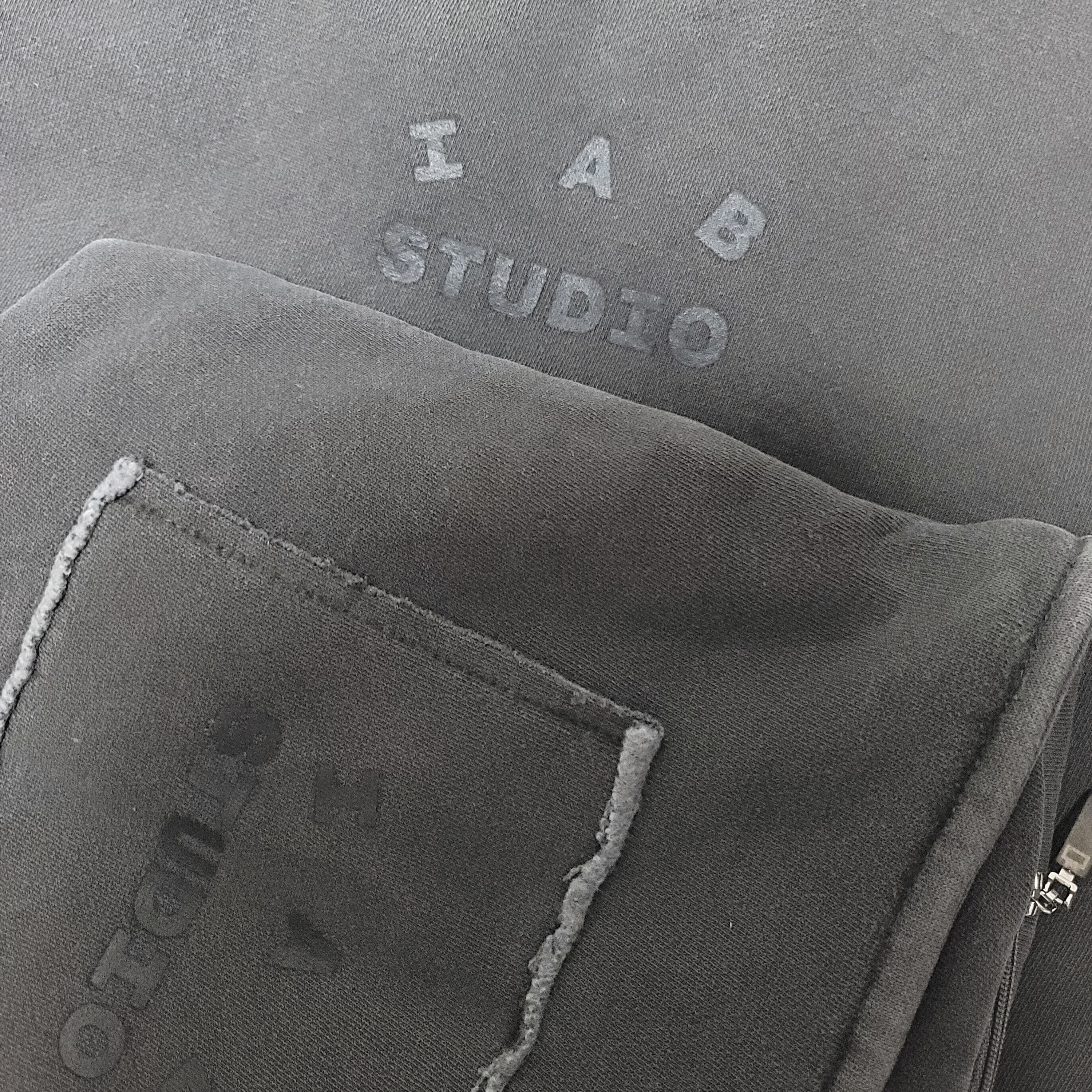 IAB Studio Pigment Sweatshirt & Mini Bag Black 착용 스타일