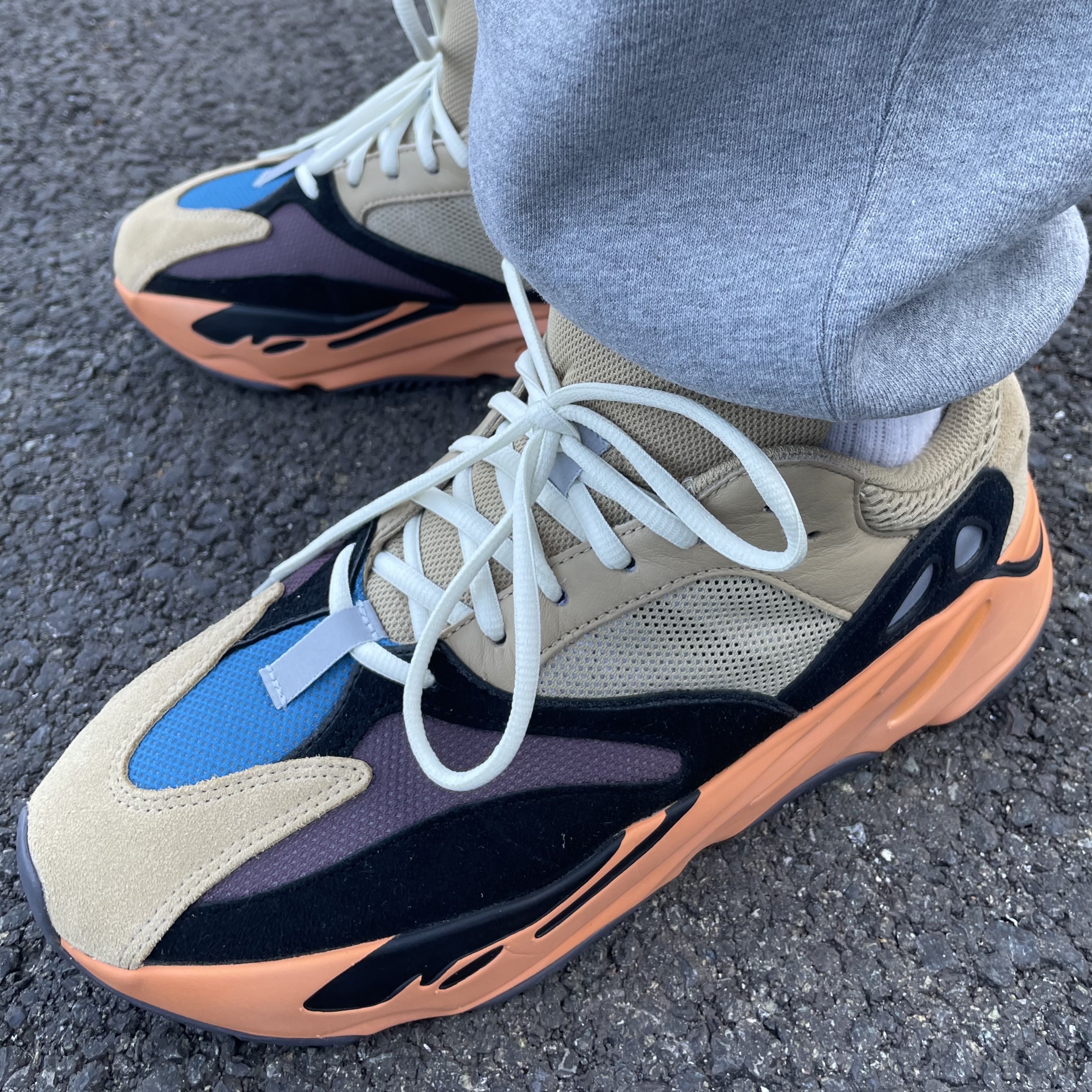 Adidas Yeezy Boost 700 Enflame Amber 착용 스타일