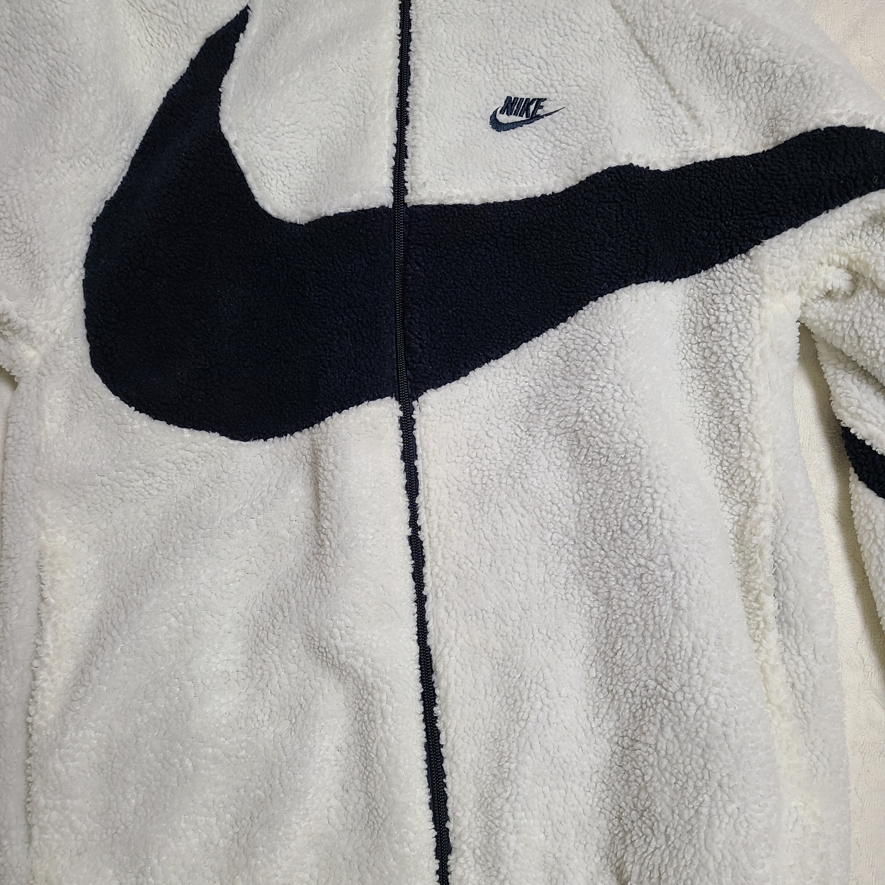 Nike Big Swoosh Full Zip Jacket White Navy 착용 스타일