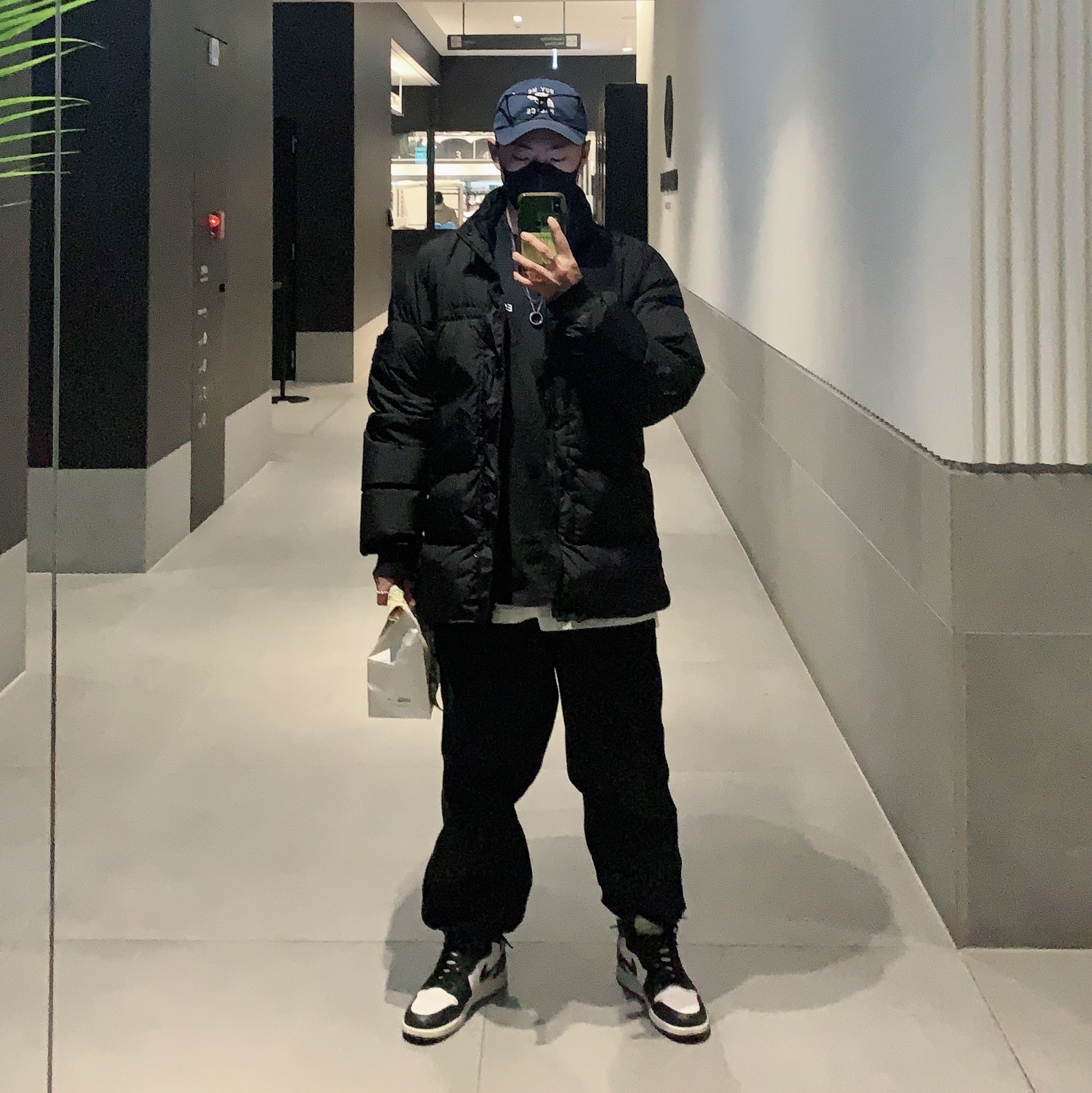 Jordan 1 Retro High OG Black White 2014, Stone Island 40723 Crinkle Reps Hooded Down Jacket Black - 20FW 착용 스타일 - 1