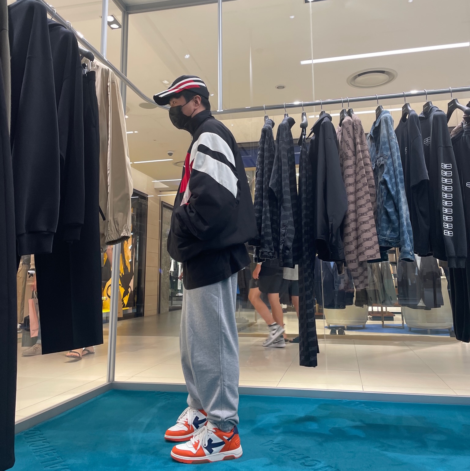 Off-White Out of Office OOO Sneakers White Orange Blue 착용 스타일 - 2