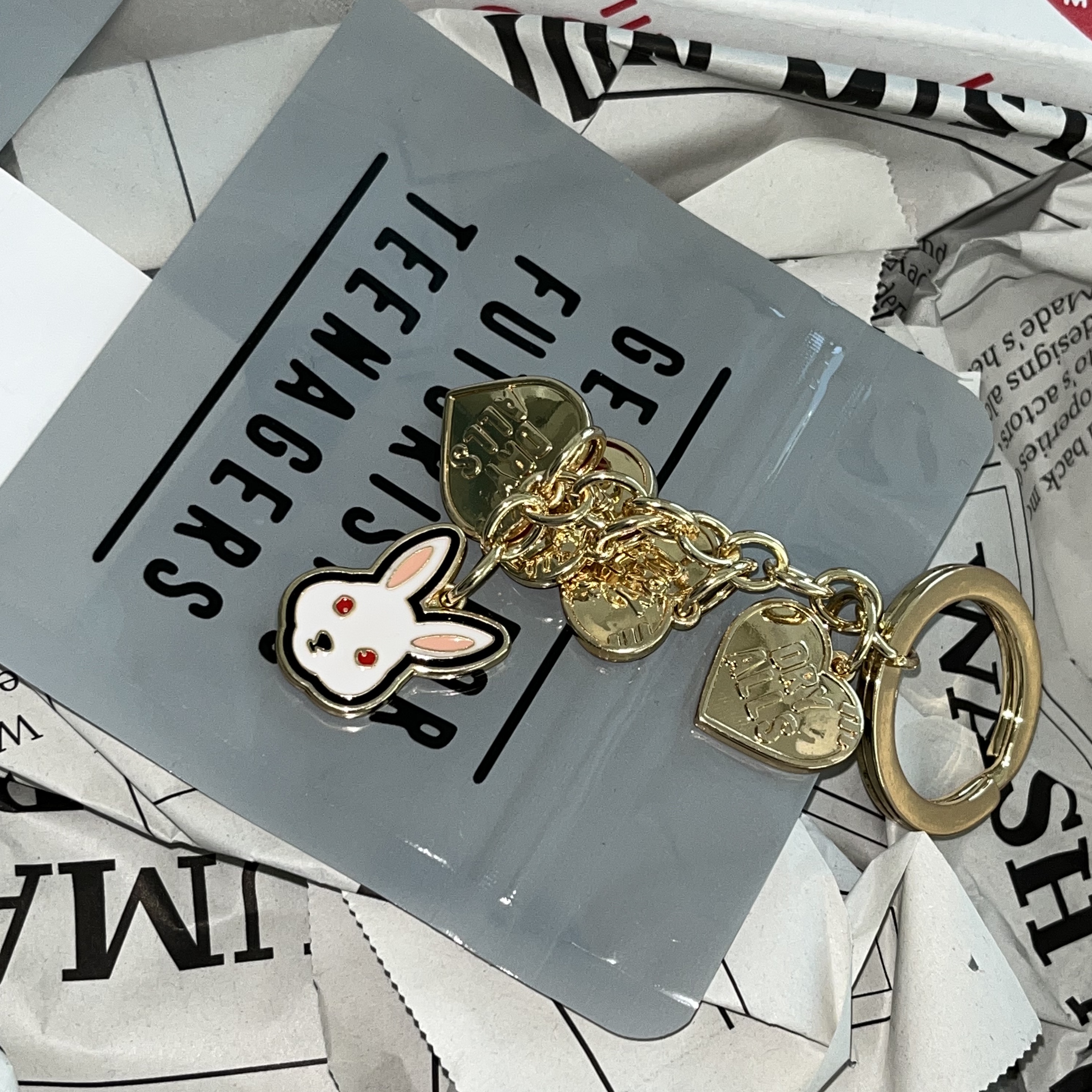Human Made Rabbit Keycharm Red 착용 스타일 - 1