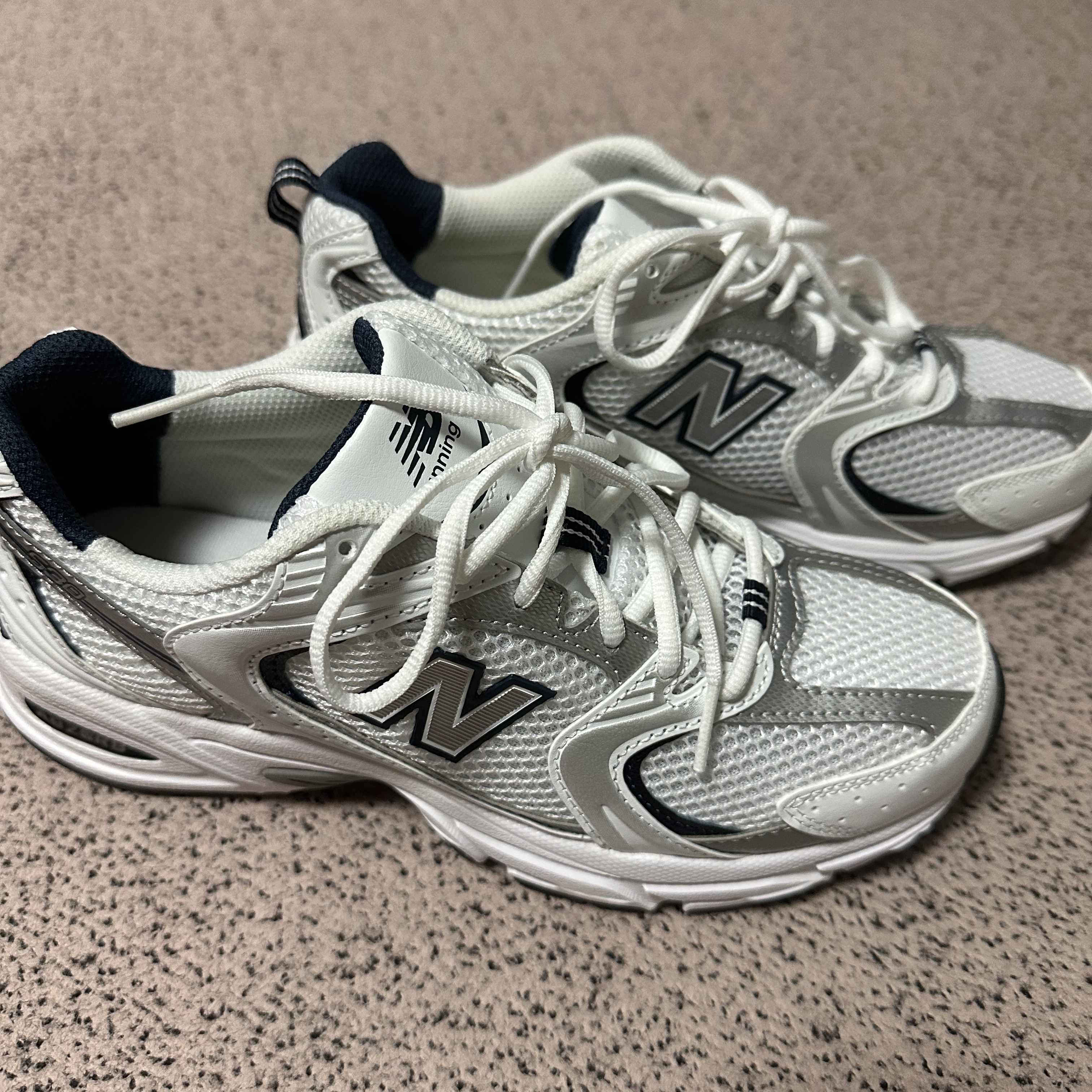 New Balance 530 White 착용 스타일