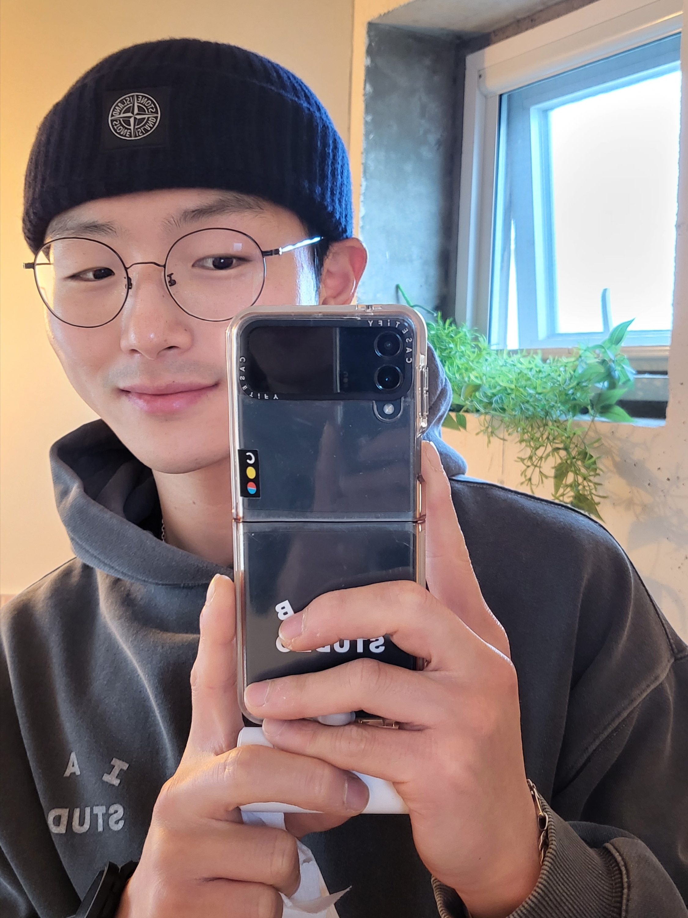 IAB Studio Pigment Hoodie & Sack Black, Casetify x IAB Studio Galaxy White Logo Case Clear 착용 스타일