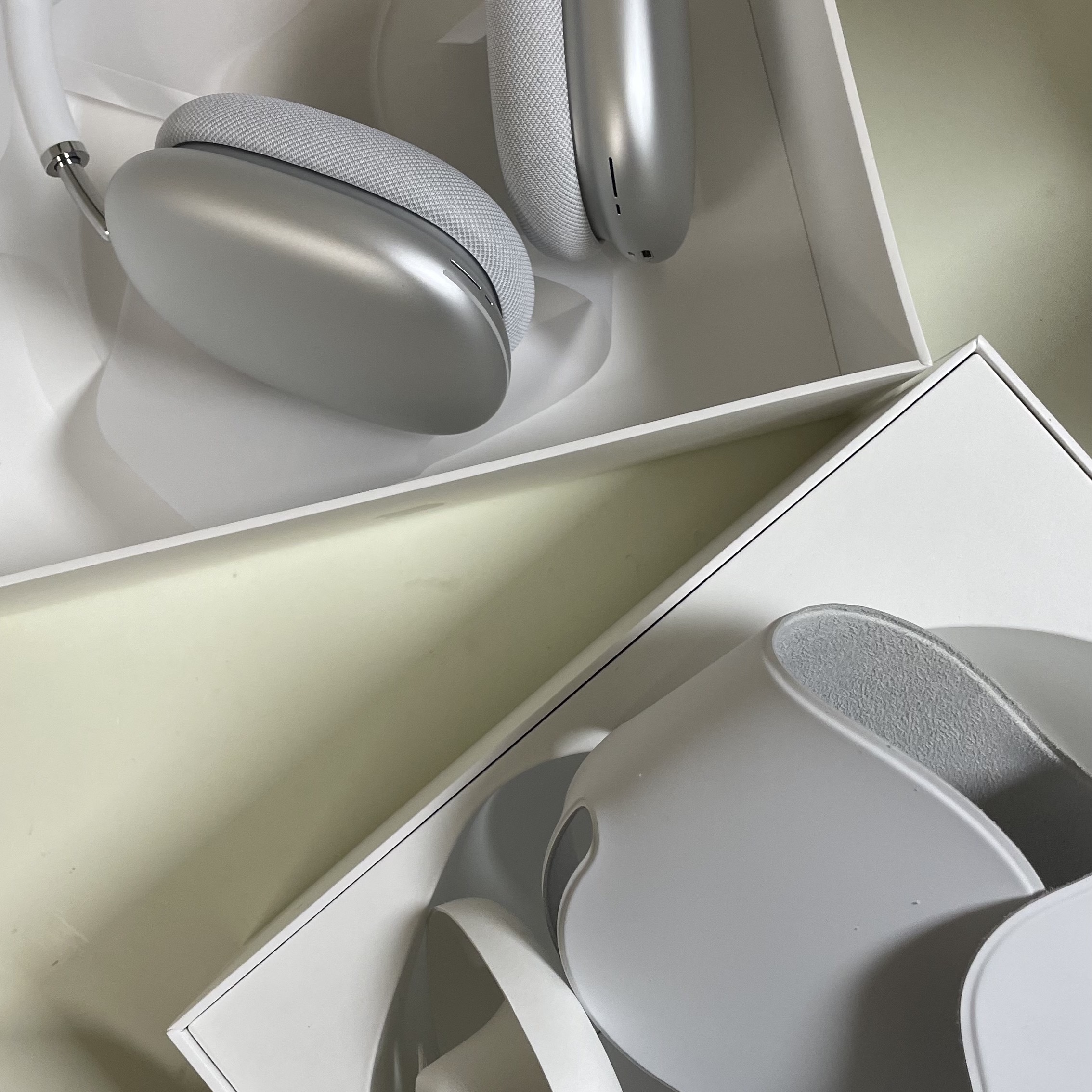 Apple AirPods Max Lightning Silver (Korean Ver.) 착용 스타일 - 2