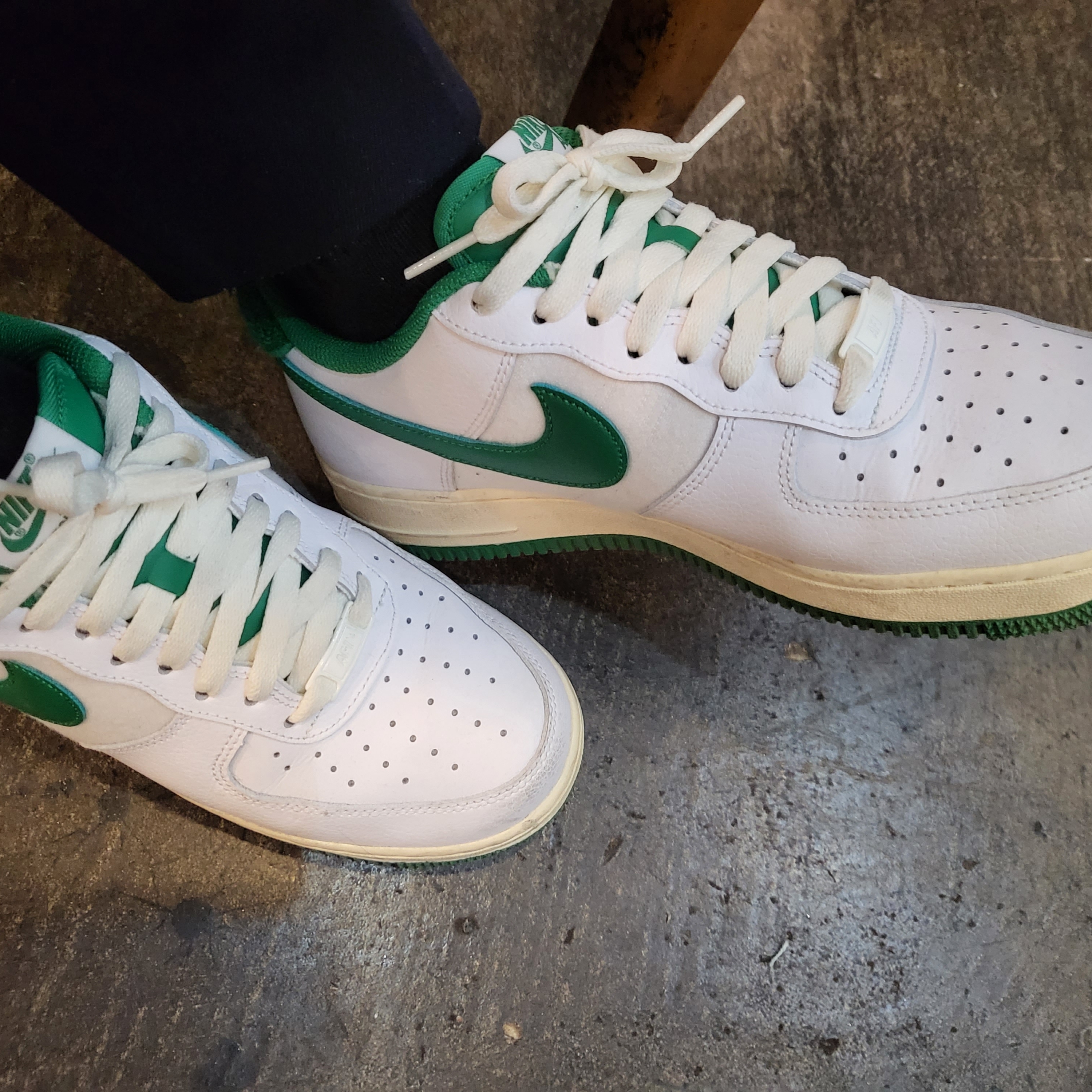Nike Air Force 1 '07 LV8 Varsity White Pine Green 착용 스타일 - 2