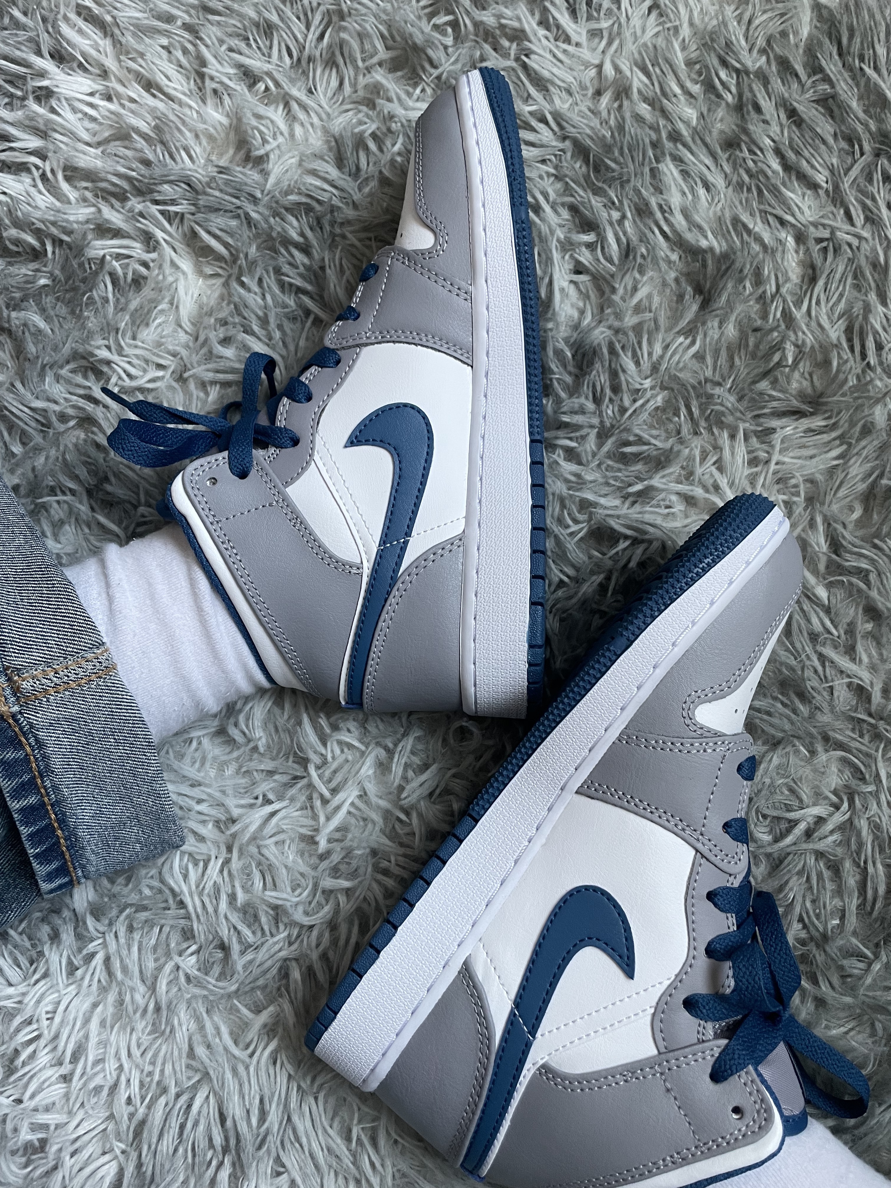 Jordan 1 Mid Cement Grey True Blue 착용 스타일