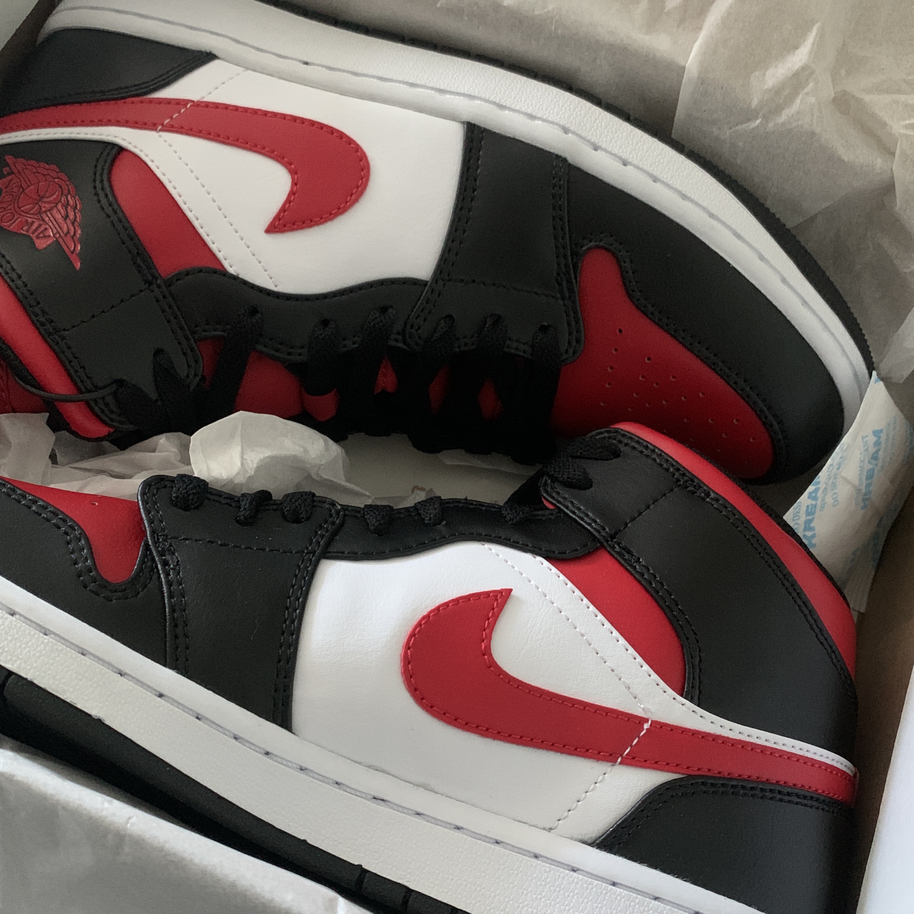 Jordan 1 Mid Black Fire Red 착용 스타일