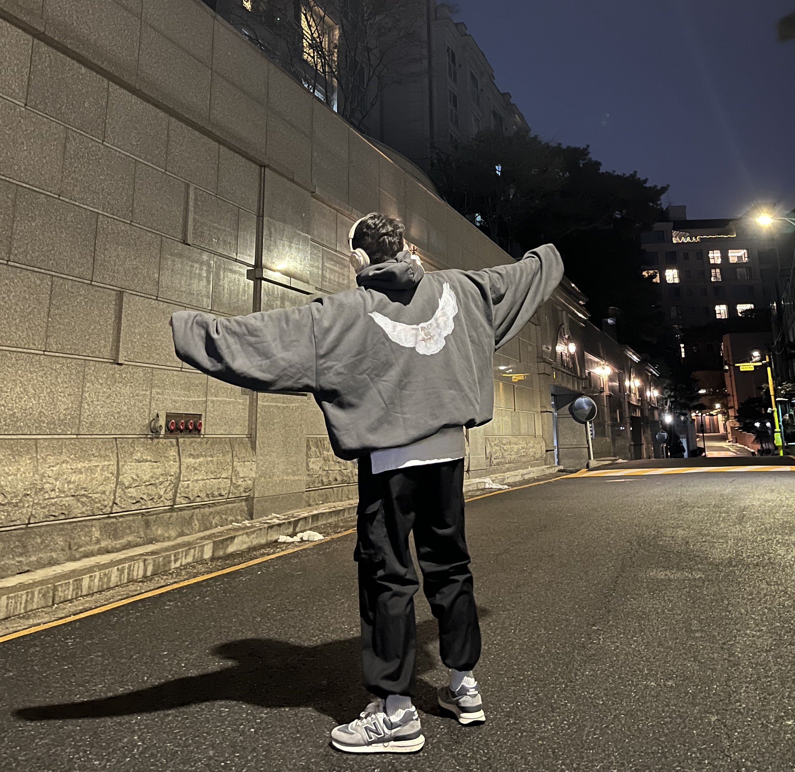 Yeezy Gap Engineered By Balenciaga Dove Hoodie Black, New Balance 574 Legacy Grey 착용 스타일