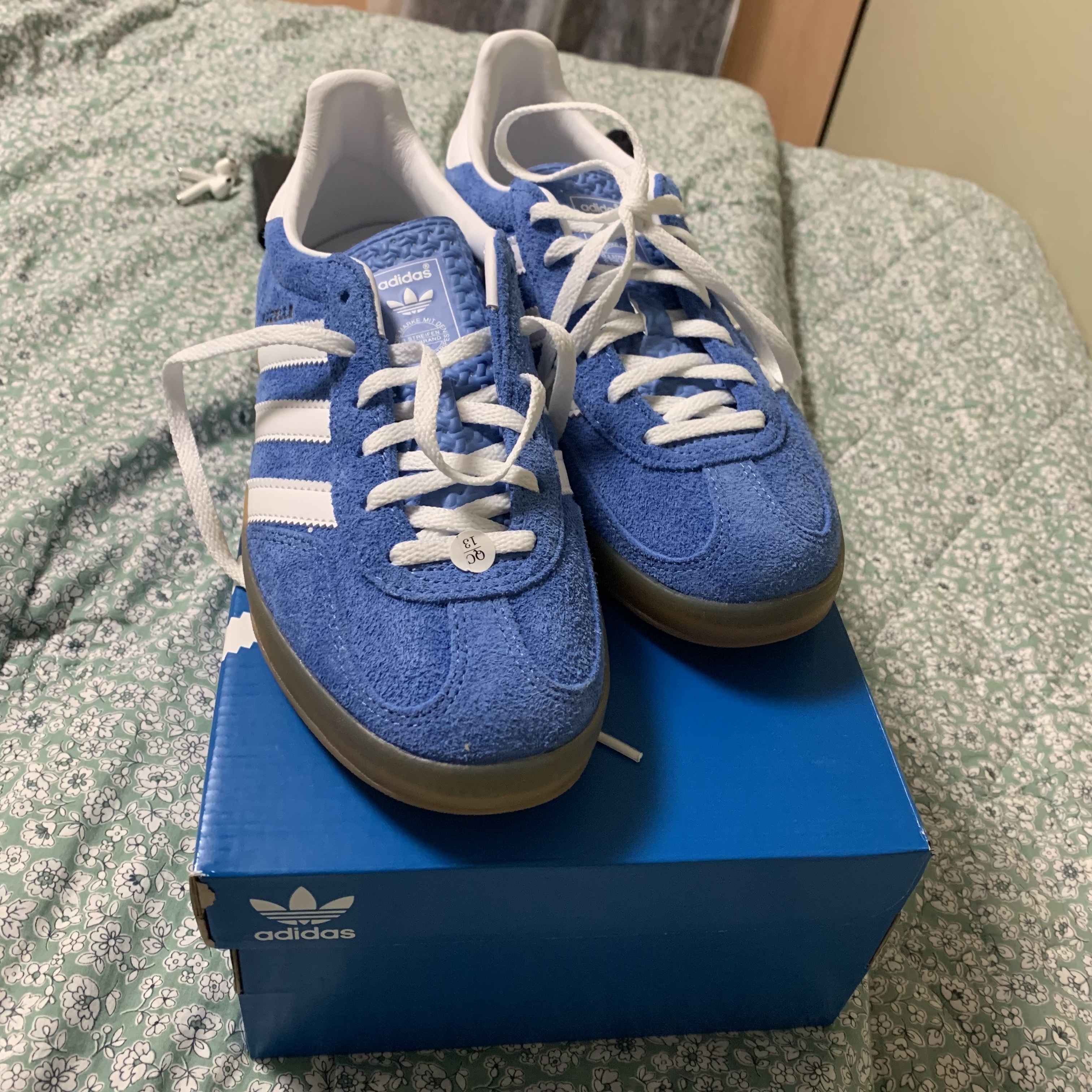 (W) Adidas Gazelle Indoor Blue Fusion Cloud White 착용 스타일