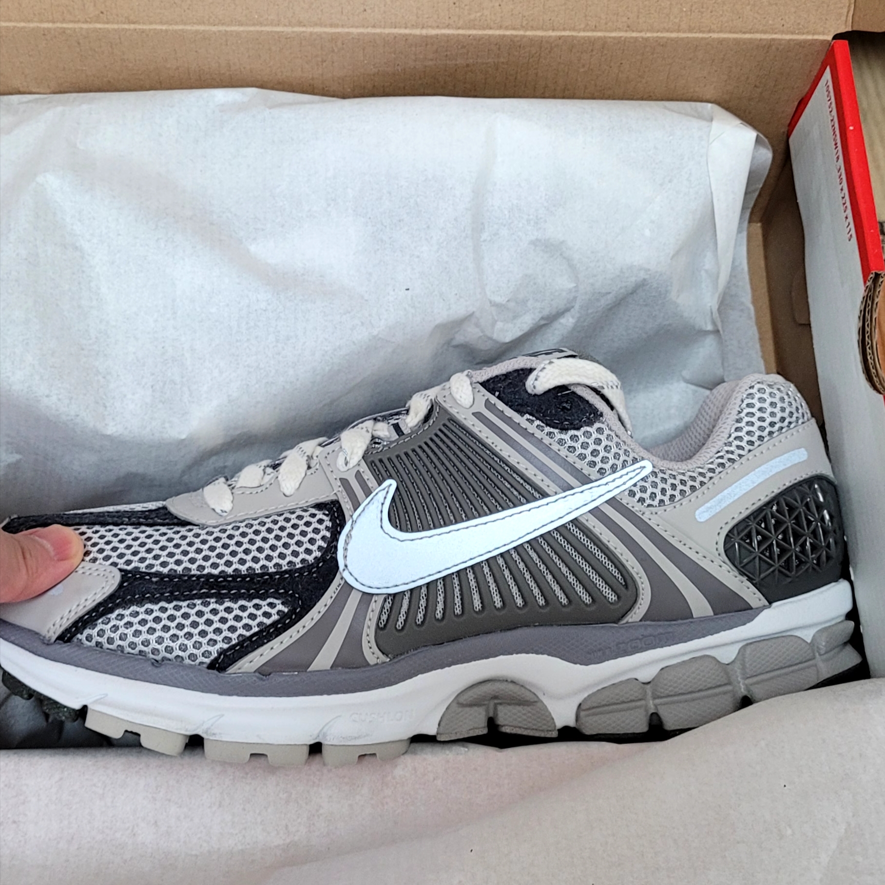 Nike Zoom Vomero 5 PRM Light Iron Ore and Flat Fewter 착용 스타일 - 3
