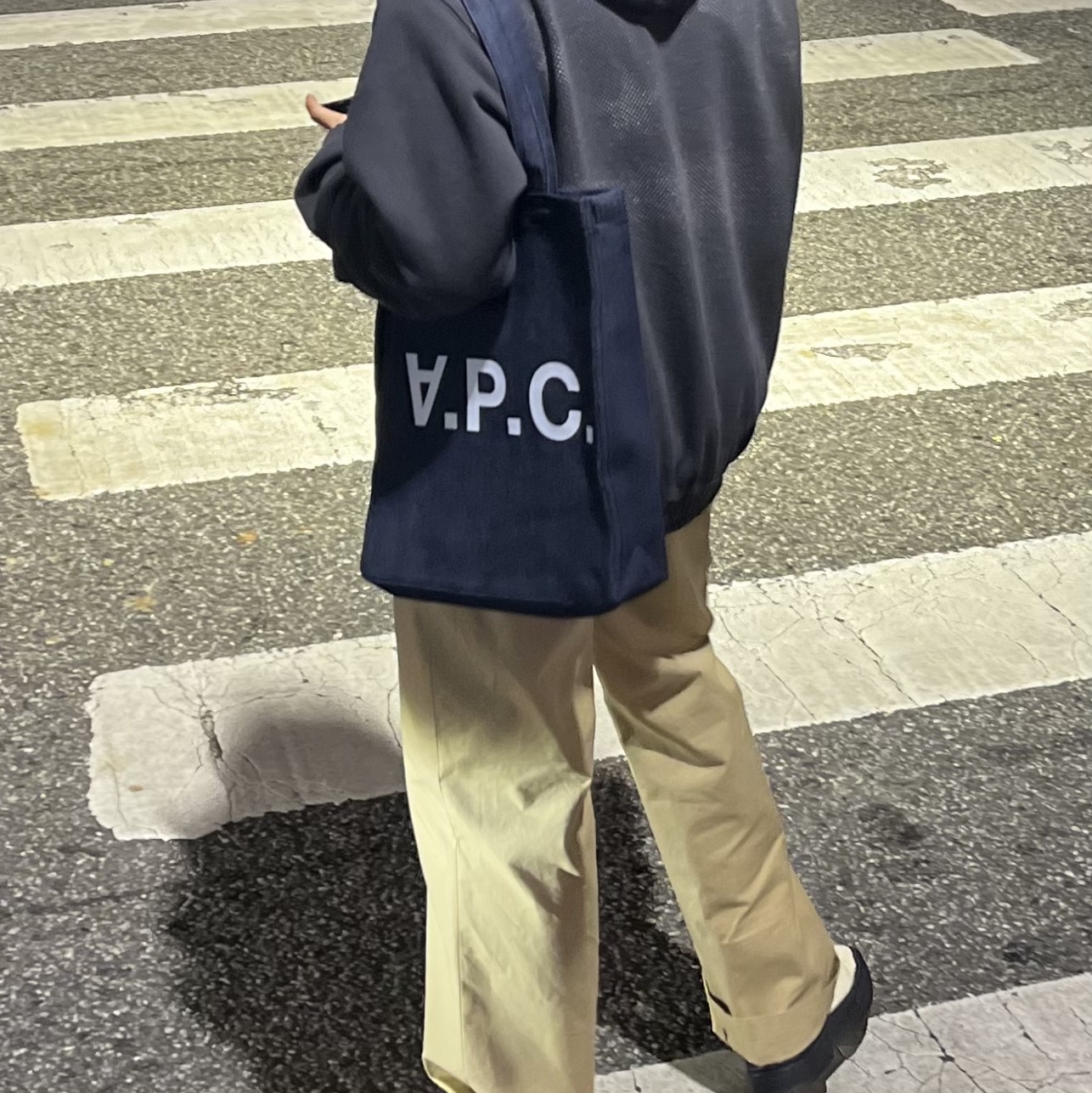 A.P.C. Laure Tote Bag Blue 착용 스타일 - 2
